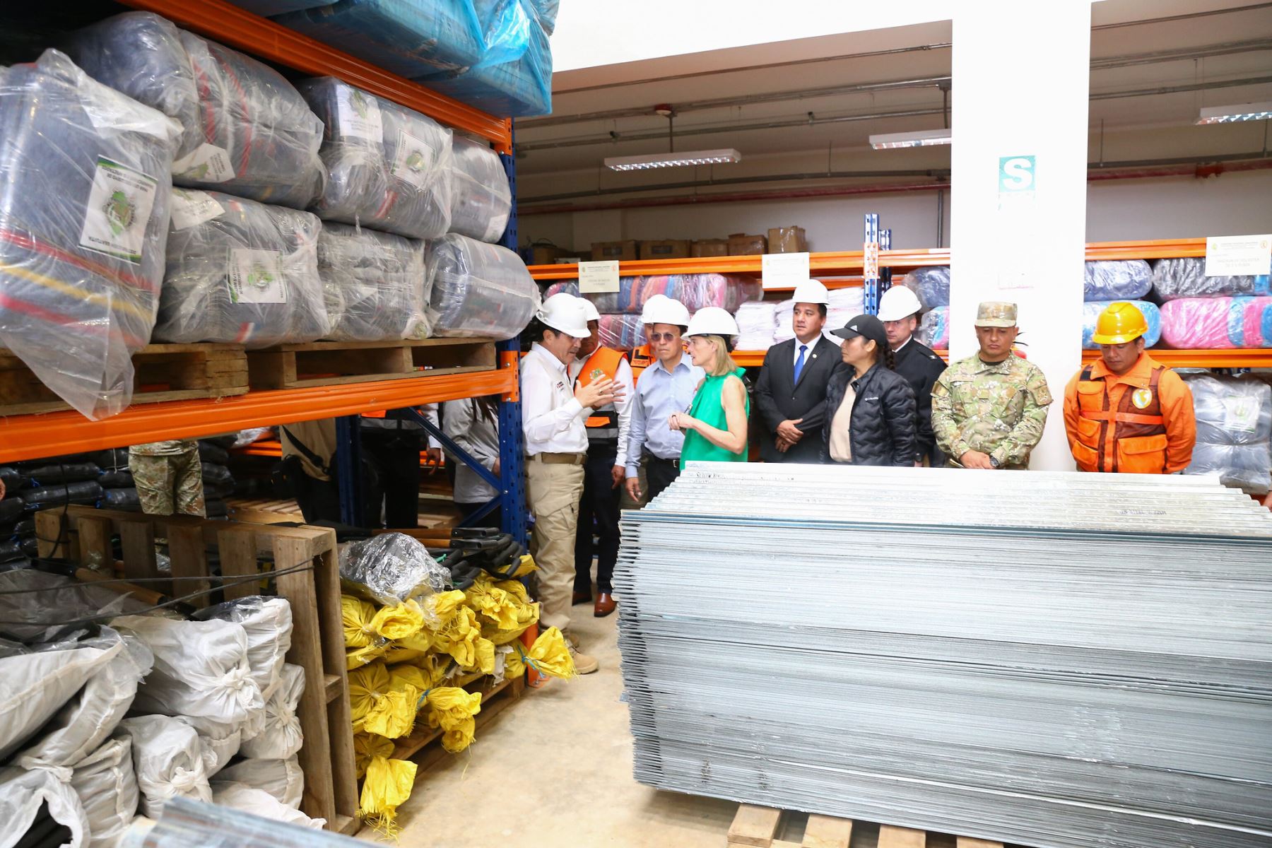 El ministro de Defensa, Jorge Chávez, y la embajadora de EE.UU. en Perú, Lisa Kenna, recorrieron las instalaciones del nuevo Centro de Operaciones de Emergencia Regional COER Amazonas en Chachapoyas, tras su inauguración. Foto: ANDINA/Mindef
