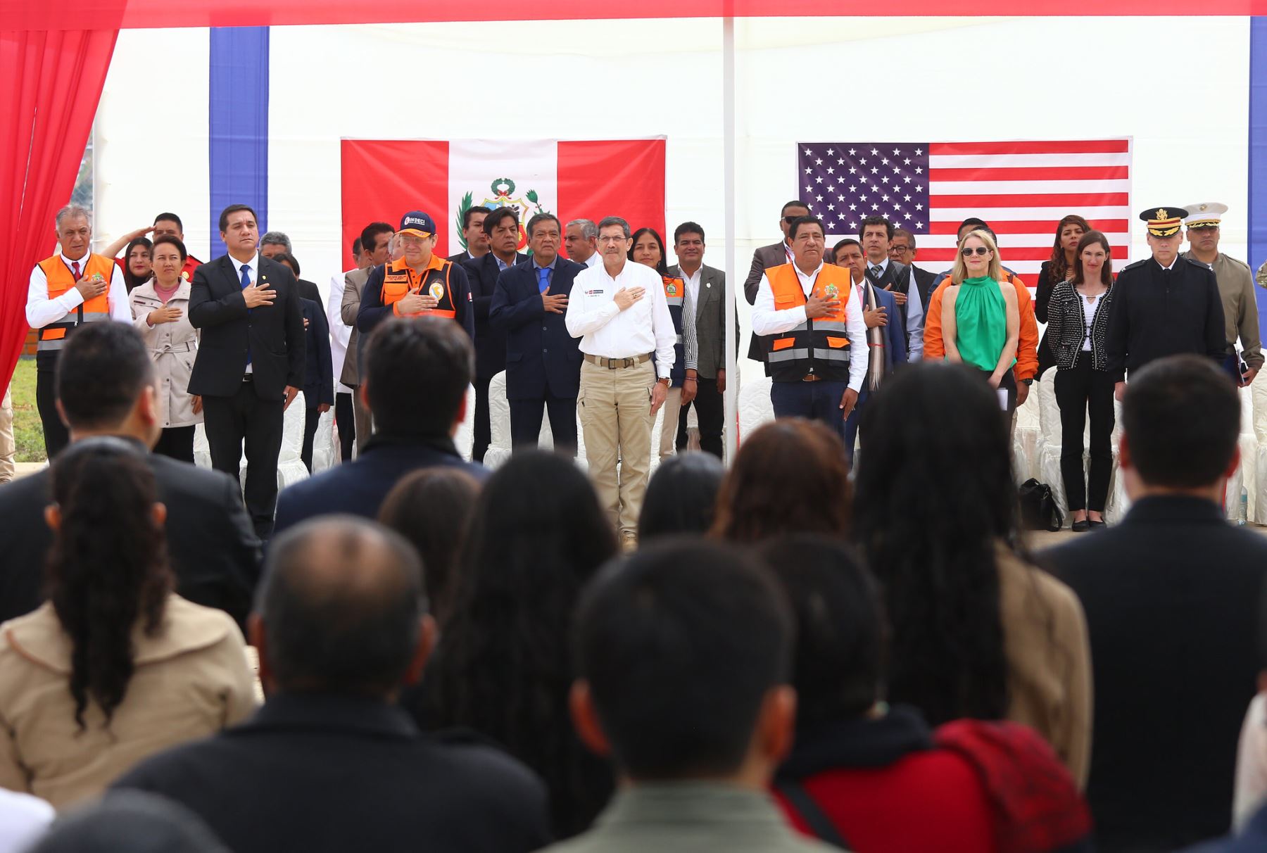 El ministro de Defensa, Jorge Chávez, y la embajadora de EE.UU. en Perú, Lisa Kenna, participaron en la inauguración del nuevo Centro de Operaciones de Emergencia Regional COER Amazonas en Chachapoyas. Foto: ANDINA/Mindef