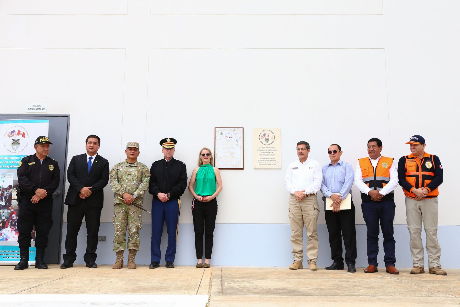 Develamiento de placa de inauguración del nuevo Centro de Operaciones de Emergencia Regional COER Amazonas en Chachapoyas, con la participación del ministro de Defensa, Jorge Chávez, y la embajadora de EE.UU. en Perú, Lisa Kenna. Foto: ANDINA/Mindef