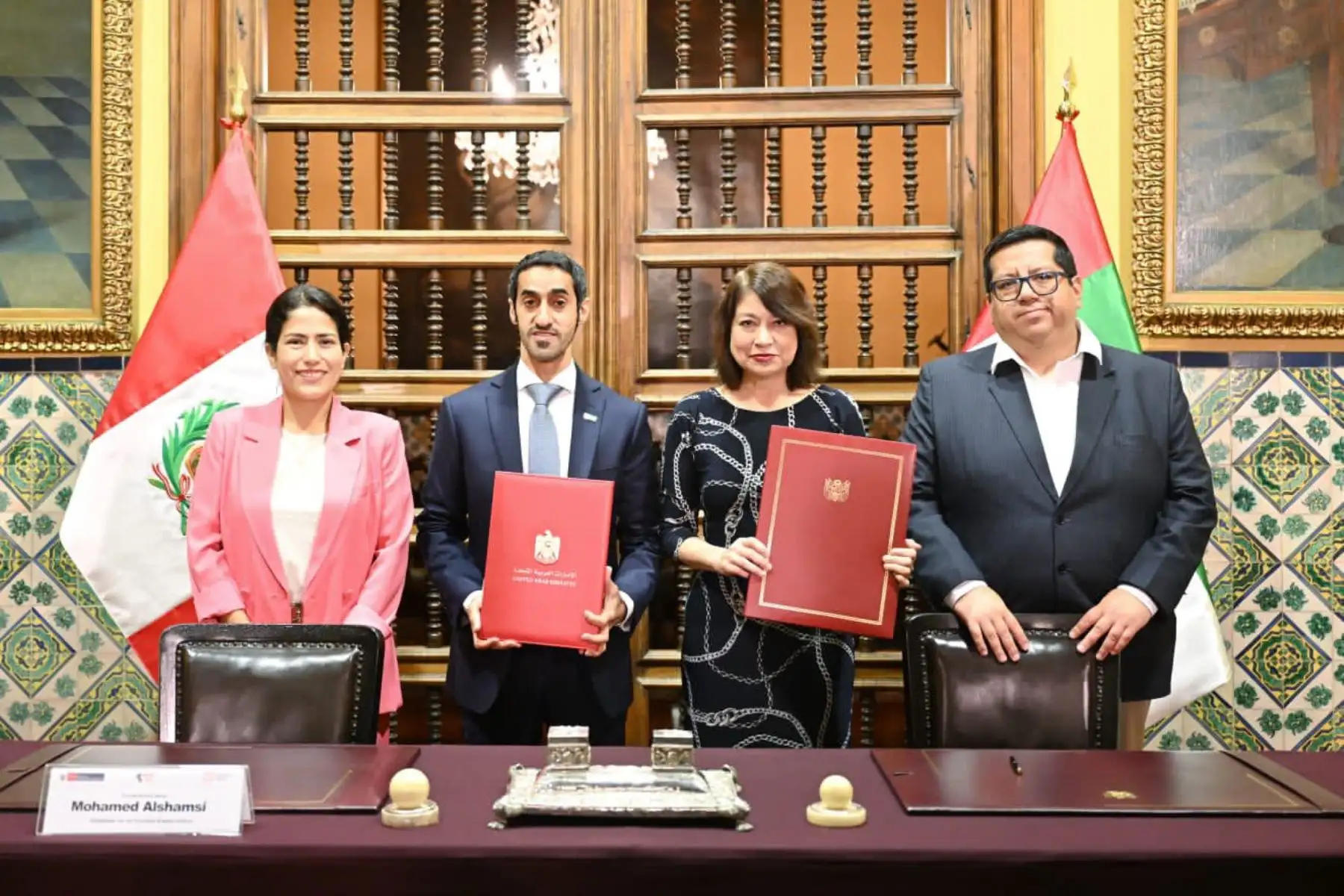 Canciller Ana Cecilia Gervasi y Embajador de Emiratos Árabes Unidos en el Perú, Mohamed Abdulla Ali Khater Alshamsi, suscribieron Acuerdo Bilateral de Servicios Aéreos (ASA). Acompañaron la ceremonia, los ministros de Economía, Alex Contreras, y de Transportes y Comunicaciones, Paola Lazarte.
Foto: ANDINA/Cancillería