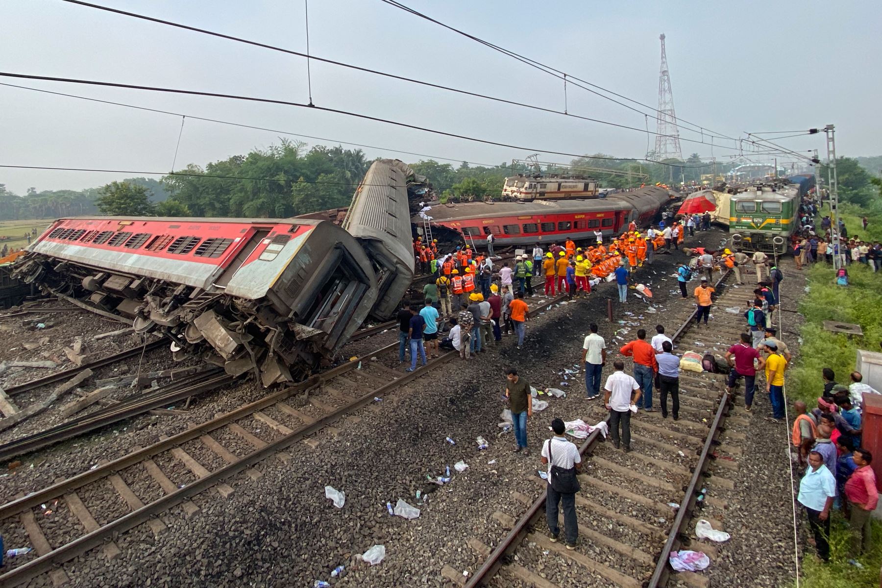La gente se reúne en el lugar del accidente de una colisión de tres trenes cerca de Balasore, a unos 200 km (125 millas) de la capital del estado, Bhubaneswar, el 3 de junio de 2023. Al menos 207 personas murieron, más de 850 resultaron heridas y muchas otras se teme que estén atrapados después de una horrible colisión de tres trenes a fines del 2 de junio en el estado de Odisha, en el este de India, dijeron funcionarios locales.
Foto: AFP