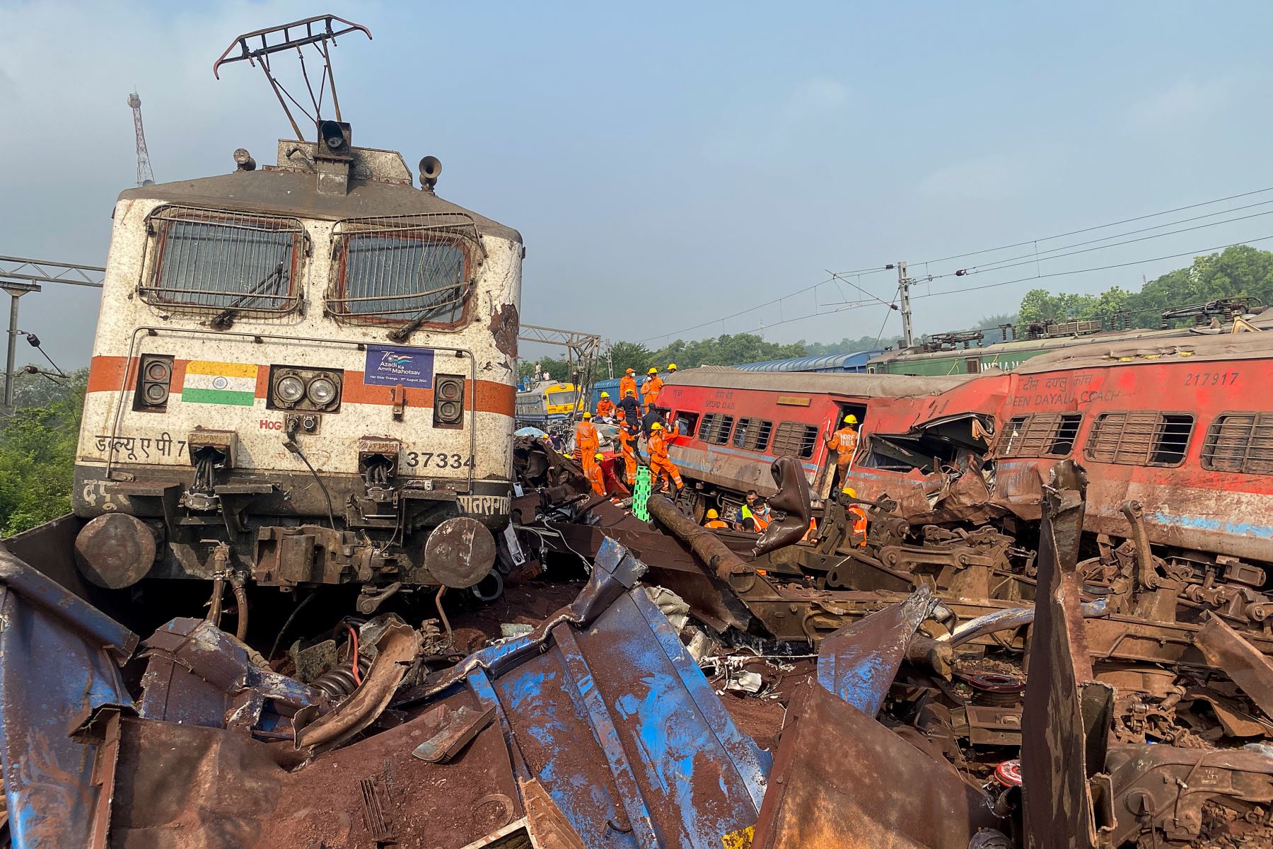 Los vagones dañados se ven en el lugar del accidente de una colisión de tres trenes cerca de Balasore, a unos 200 km (125 millas) de la capital del estado, Bhubaneswar, el 3 de junio de 2023. Al menos 207 personas murieron, más de 850 resultaron heridas y Se teme que muchos otros queden atrapados después de una horrible colisión de tres trenes a fines del 2 de junio en el estado de Odisha, en el este de India, dijeron funcionarios locales.
Foto: AFP