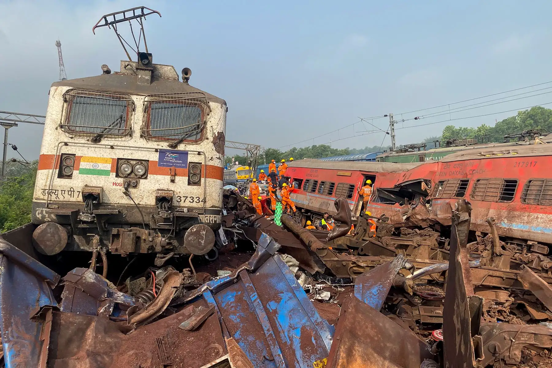 Los vagones dañados se ven en el lugar del accidente de una colisión de tres trenes cerca de Balasore, a unos 200 km (125 millas) de la capital del estado, Bhubaneswar, el 3 de junio de 2023. Al menos 207 personas murieron, más de 850 resultaron heridas y Se teme que muchos otros queden atrapados después de una horrible colisión de tres trenes a fines del 2 de junio en el estado de Odisha, en el este de India, dijeron funcionarios locales.
Foto: AFP