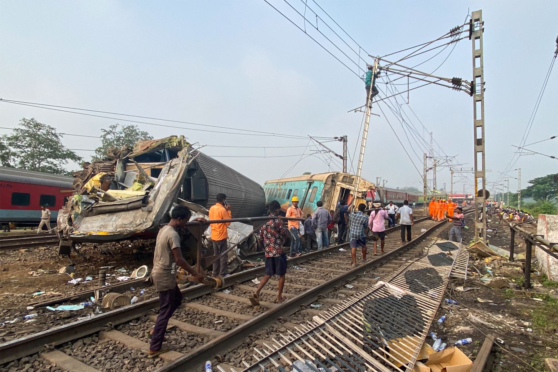 La gente ayuda a retirar los escombros en el lugar del accidente de una colisión de tres trenes cerca de Balasore, a unos 200 km (125 millas) de la capital del estado, Bhubaneswar, el 3 de junio de 2023. Al menos 207 personas murieron y más de 850 resultaron heridas. y muchos otros se temen atrapados después de una horrible colisión de tres trenes el viernes por la noche en el estado de Odisha, en el este de India, dijeron funcionarios locales.
Foto: AFP
