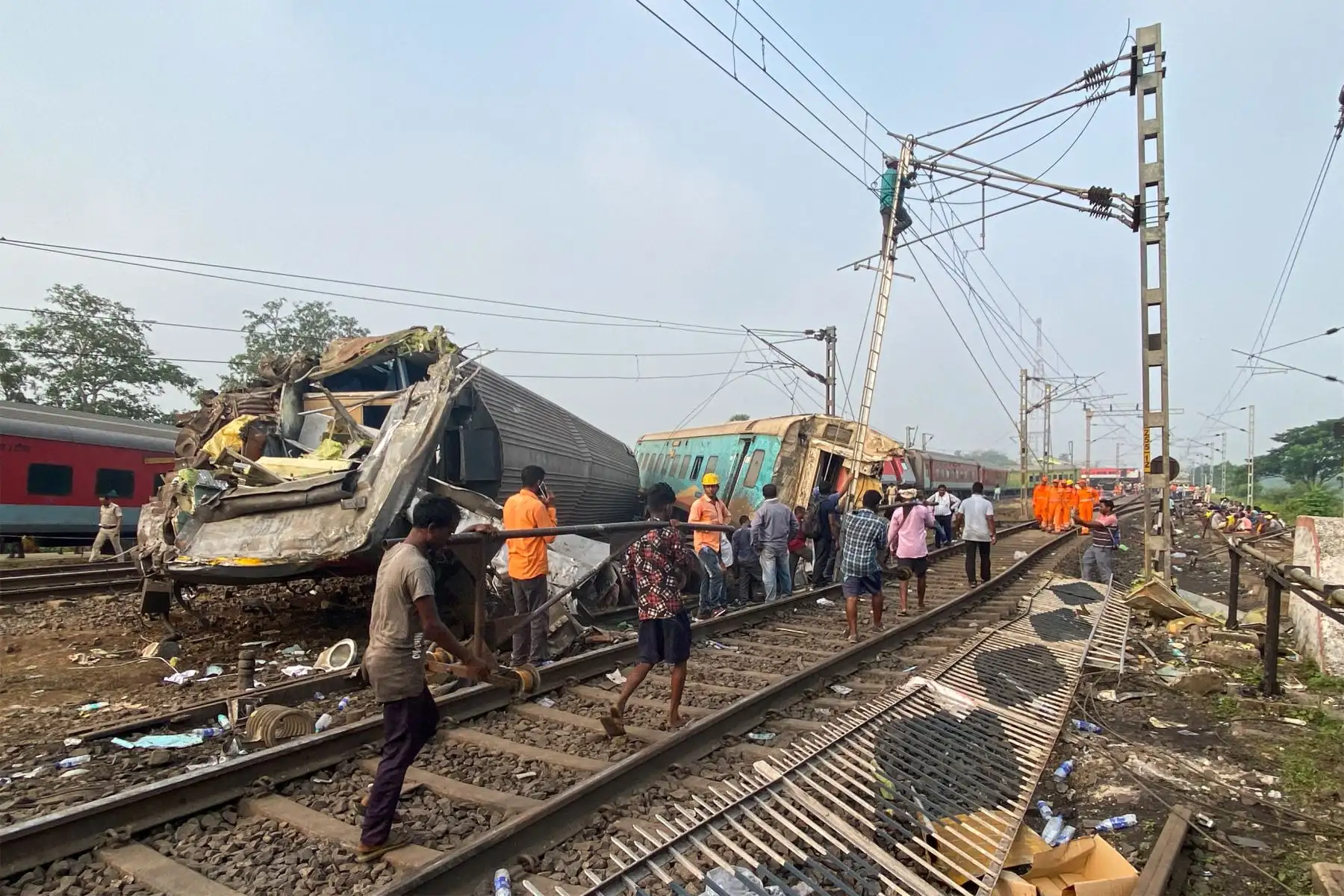 La gente ayuda a retirar los escombros en el lugar del accidente de una colisión de tres trenes cerca de Balasore, a unos 200 km (125 millas) de la capital del estado, Bhubaneswar, el 3 de junio de 2023. Al menos 207 personas murieron y más de 850 resultaron heridas. y muchos otros se temen atrapados después de una horrible colisión de tres trenes el viernes por la noche en el estado de Odisha, en el este de India, dijeron funcionarios locales.
Foto: AFP