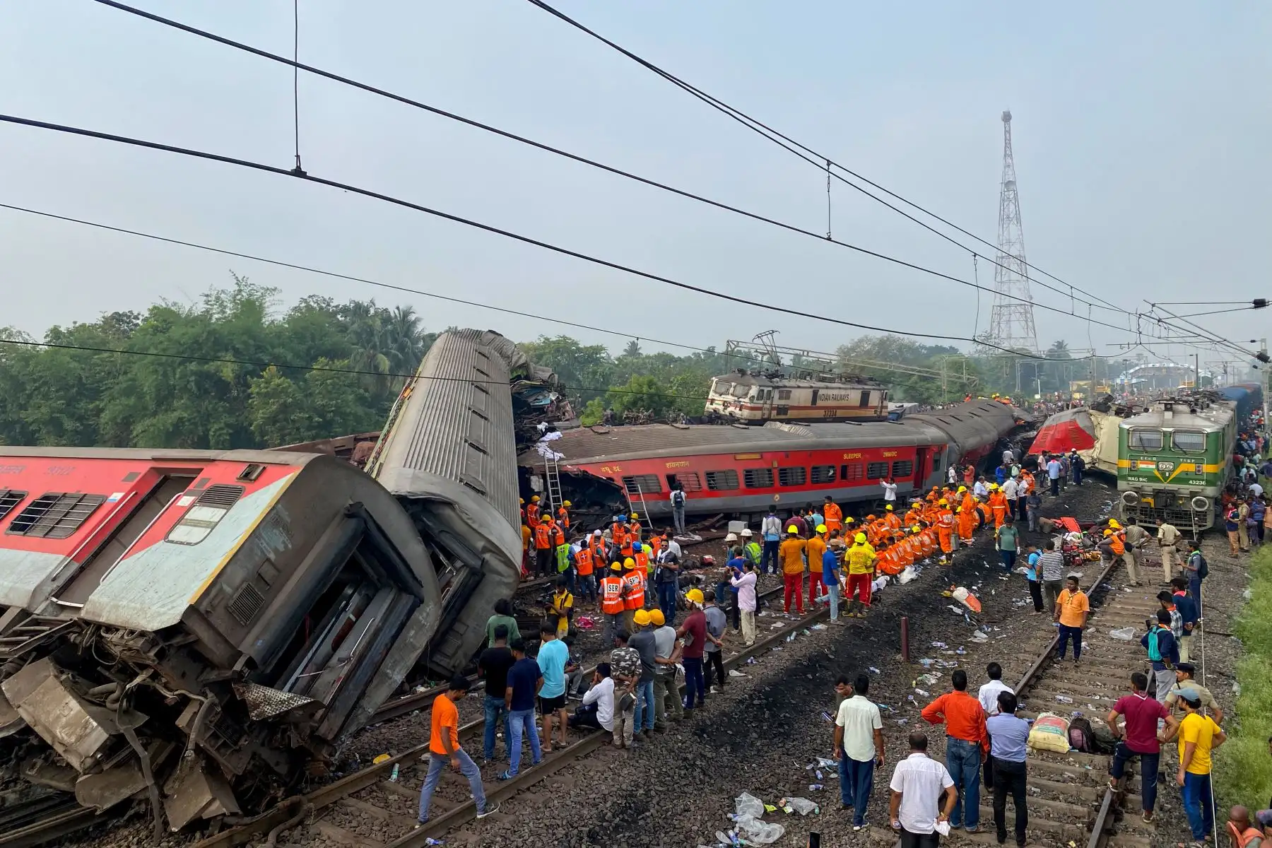 Los equipos de rescate buscan sobrevivientes en el lugar del accidente de una colisión de tres trenes cerca de Balasore, a unos 200 km (125 millas) de la capital del estado, Bhubaneswar, el 3 de junio de 2023. Al menos 207 personas murieron y más de 850 resultaron heridas. y muchos otros se temen atrapados después de una horrible colisión de tres trenes el viernes por la noche en el estado de Odisha, en el este de India, dijeron funcionarios locales.
Foto: AFP