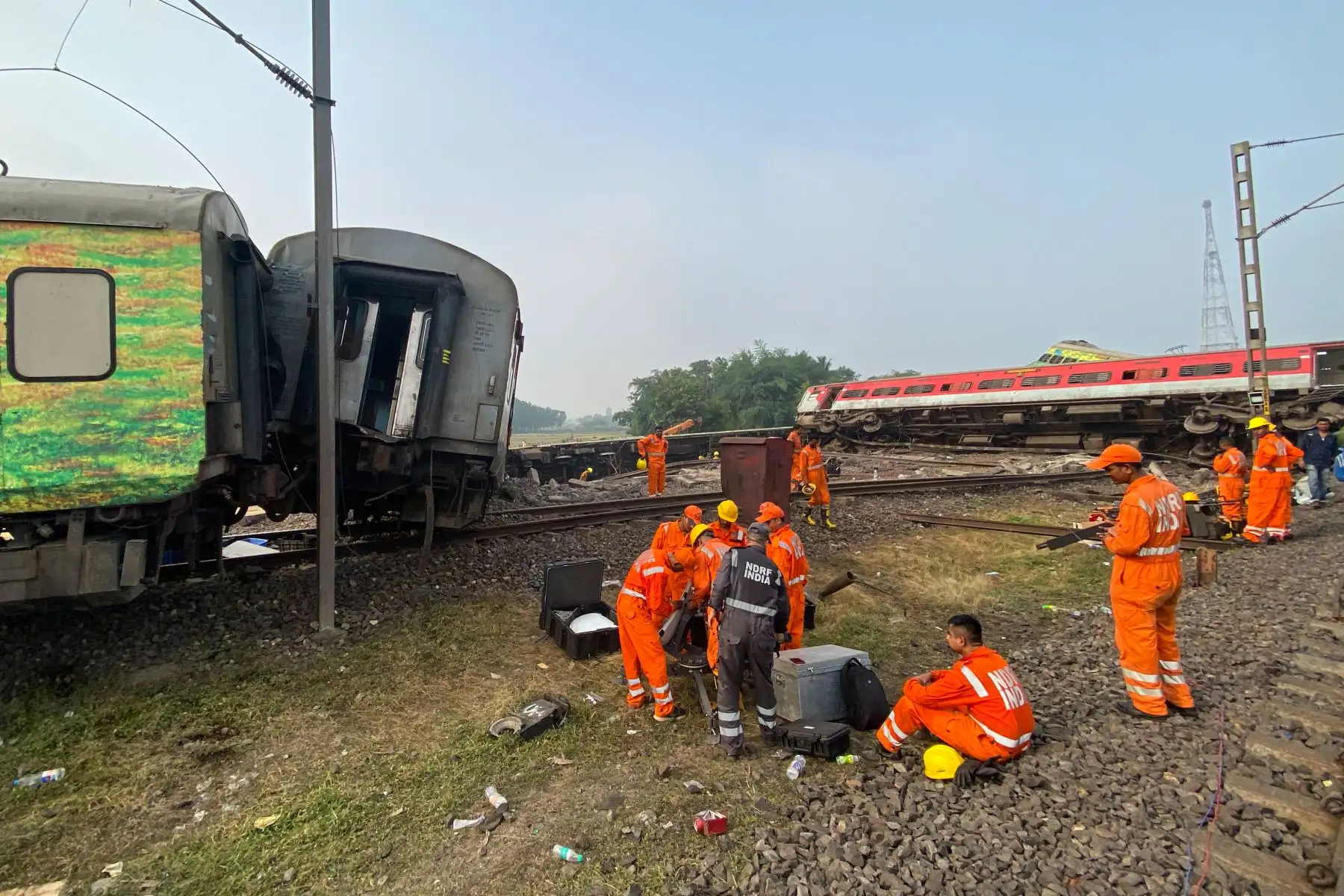 Los equipos de rescate inspeccionan los restos en el lugar del accidente de una colisión de tres trenes cerca de Balasore, a unos 200 km (125 millas) de la capital del estado, Bhubaneswar, el 3 de junio de 2023. Al menos 207 personas murieron, más de 850 resultaron heridas y Se teme que muchos otros estén atrapados después de una horrible colisión de tres trenes el viernes por la noche en el estado de Odisha, en el este de India, dijeron funcionarios locales.
Foto: AFP
