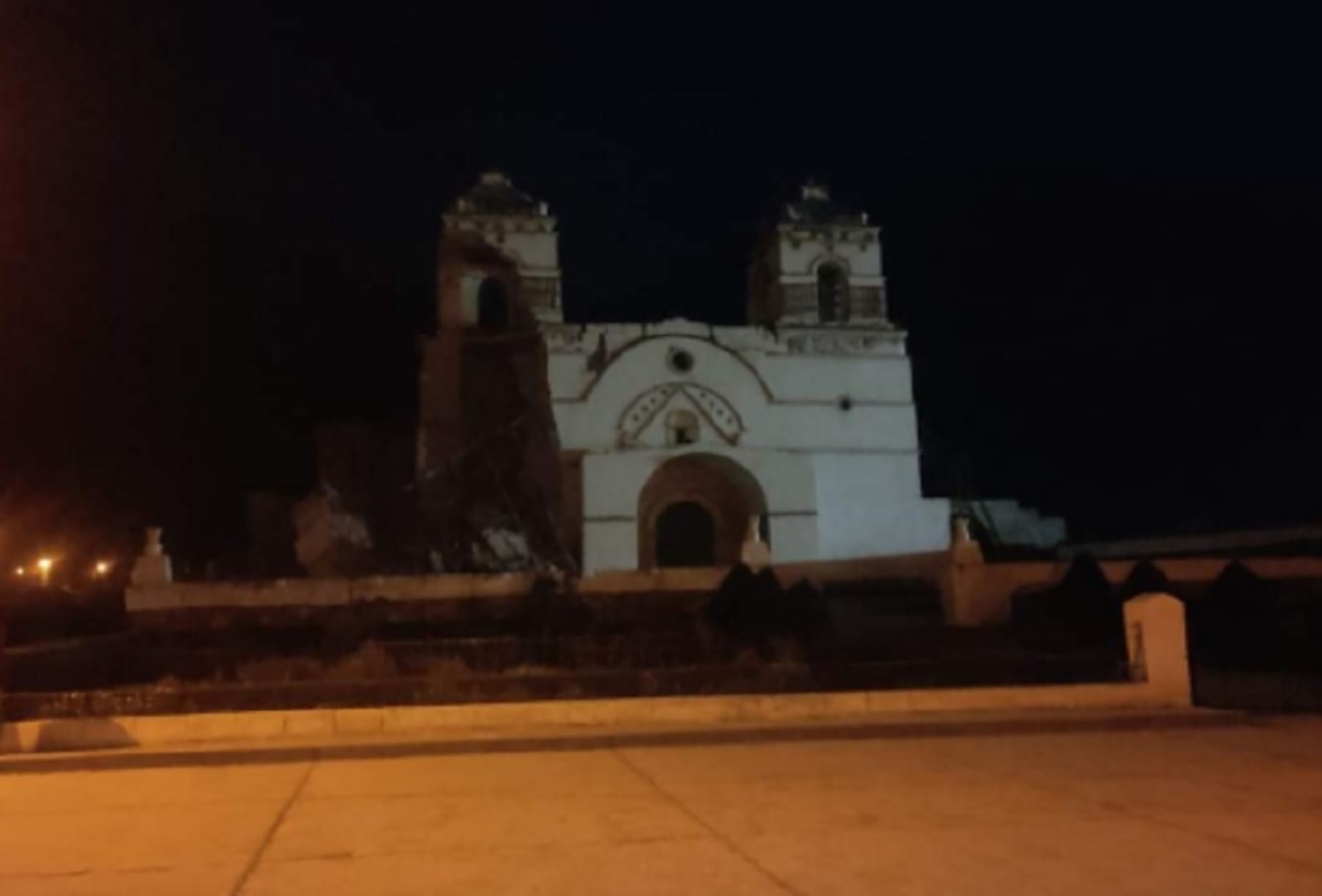Templo del distrito arequipeño de Lari y vías de comunicación afectadas por sismo ocurrido anoche.