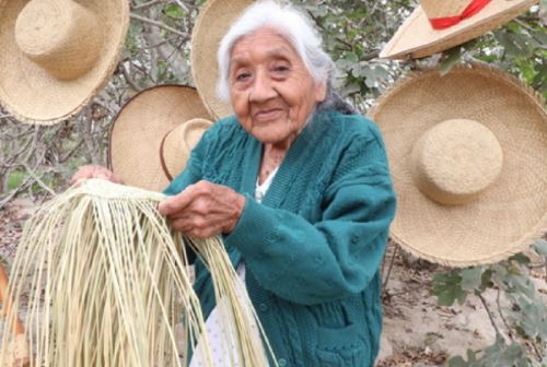Gregoria Pachas Matías, usuaria del Programa Pensión 65 que vive en el distrito de Grocio Prado, en Chincha, quien cuenta que fue su madrina Melchora Saravia Tasayco, más conocida como la beata Melchorita, quien le enseñó los secretos del tejido de sombreros con junco.