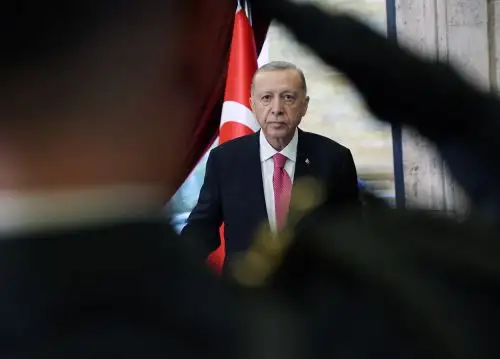 En esta fotografía impresa tomada y publicada por la Oficina de Prensa de la República de Turquía el 3 de junio de 2023, el presidente turco, Tayyip Erdogan, visita el mausoleo del fundador de la República de Turquía, Mustafa Kemal Ataturk, después de prestar juramento en Ankara, Turquía. Foto: AFP