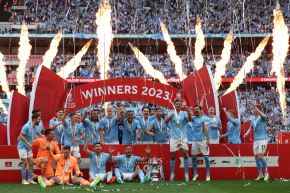Los jugadores del Manchester City celebran ganar la final de la Copa FA inglesa entre el Manchester City y el Manchester United en el estadio de Wembley, en Londres, el 3 de junio de 2023. Foto: AFP