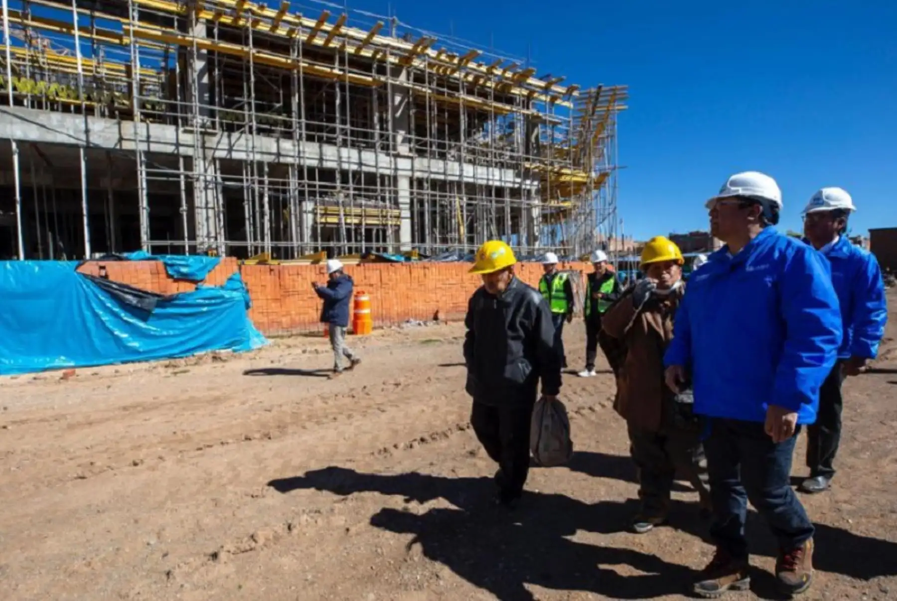 El presidente ejecutivo del Seguro Social de Salud (EsSalud), Arturo Orellana Vicuña, llegó a la región Puno para supervisar los avances en la construcción del Hospital del Altiplano, que su gestión reactivó y que beneficiará a más de 250,000 asegurados.