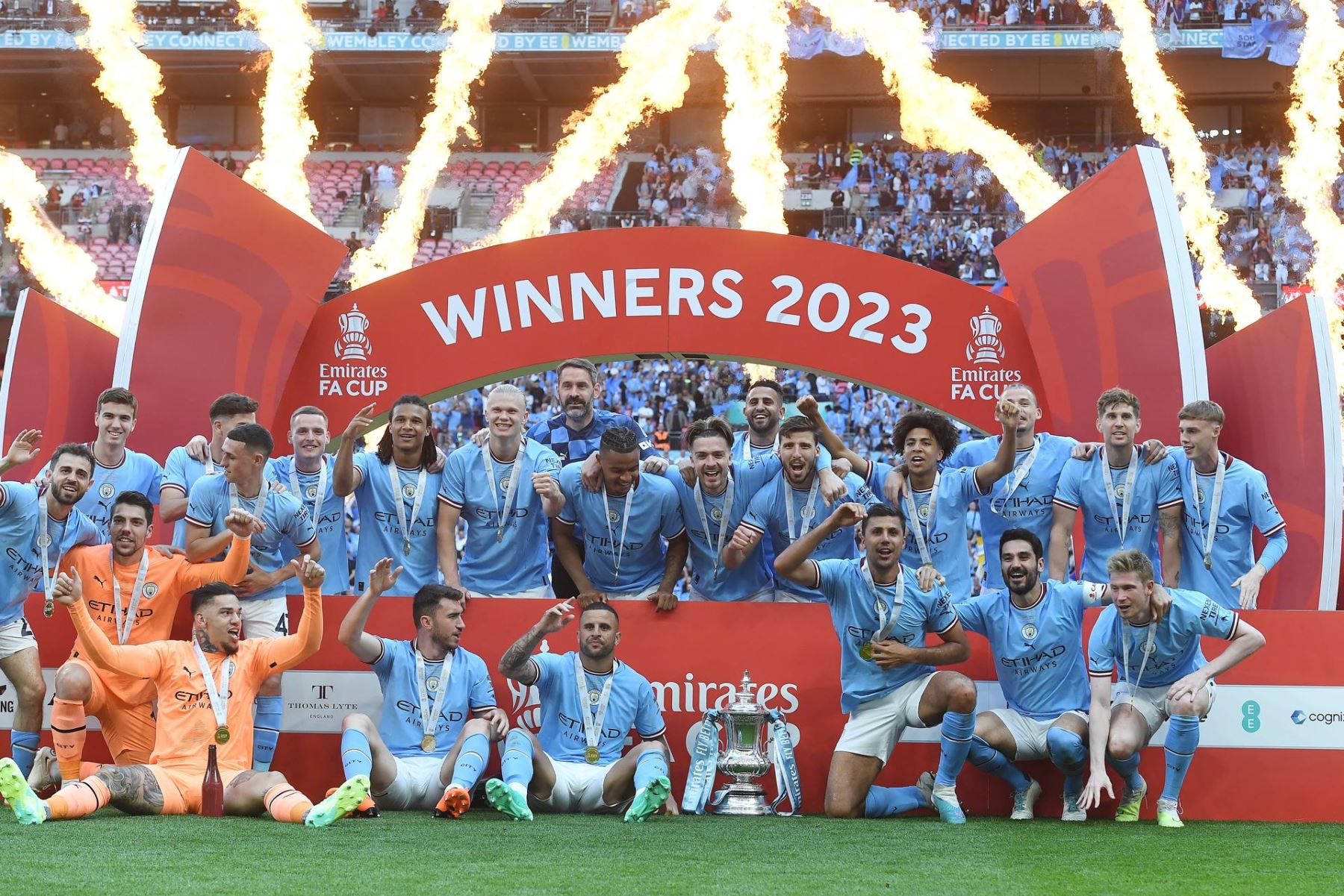 Los jugadores del Manchester City celebran con el trofeo de la Copa FA después de ganar la final de la Copa FA entre el Manchester City y el Manchester United, en Londres, Gran Bretaña, el 3 de junio de 2023. (Reino Unido, Londres)
Foto: EFE