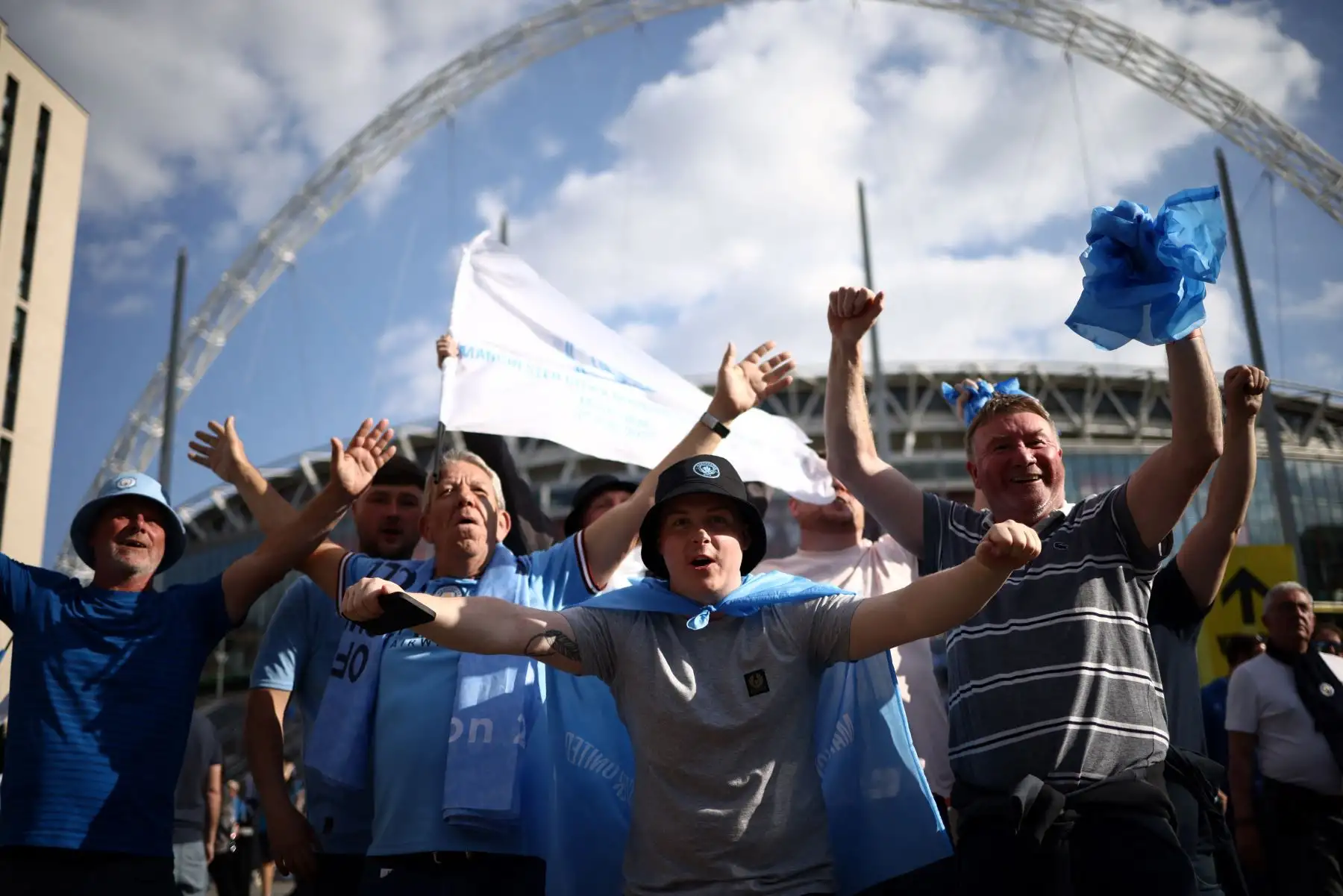 Los fanáticos del Manchester City celebran al salir del estadio de Wembley en Londres después del partido de fútbol final de la Copa FA entre el Manchester City y el Manchester United el 3 de junio de 2023. El Manchester City venció al Manchester United 2-1 en Wembley para mantener vivo su sueño triple.
Foto: AFP