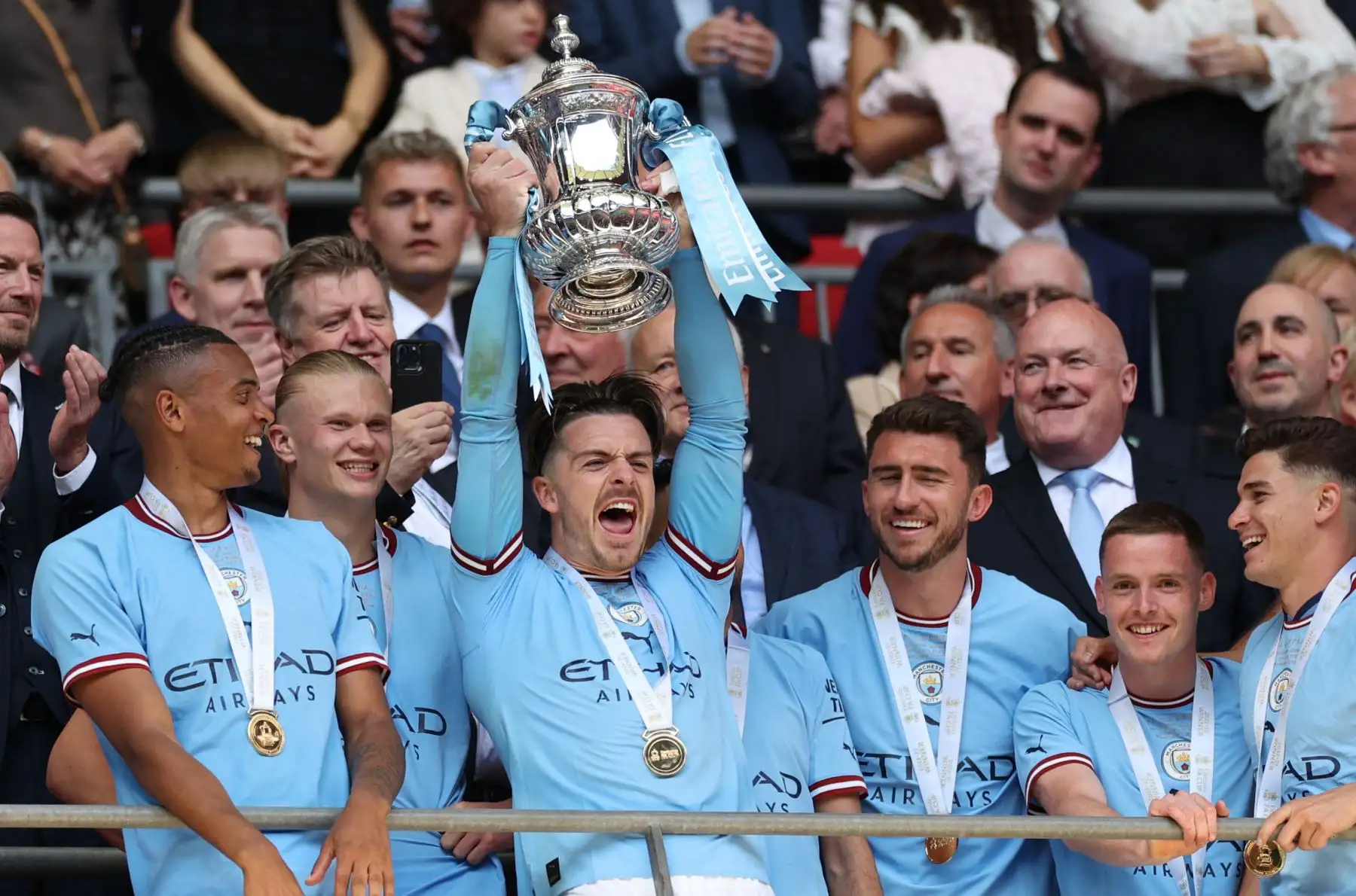 El centrocampista alemán del Manchester City, Ilkay Gundogan, celebra con el trofeo en la cancha después de la final de la Copa FA inglesa entre el Manchester City y el Manchester United en el estadio de Wembley, en Londres, el 3 de junio de 2023. El Man City ganó el juego 2-1.