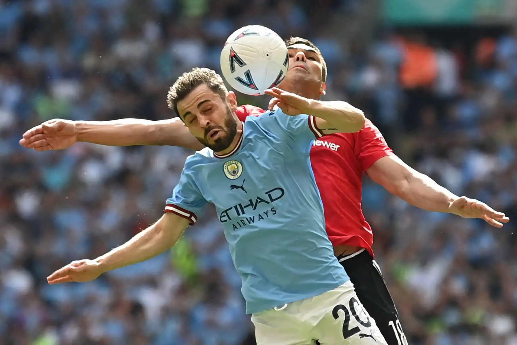 El mediocampista brasileño del Manchester United, Casemiro (derecha), compite con el mediocampista portugués del Manchester City, Bernardo Silva (izquierda), durante el partido final de la Copa FA inglesa entre el Manchester City y el Manchester United en el estadio de Wembley, en Londres, el 3 de junio de 2023.
Foto: AFP