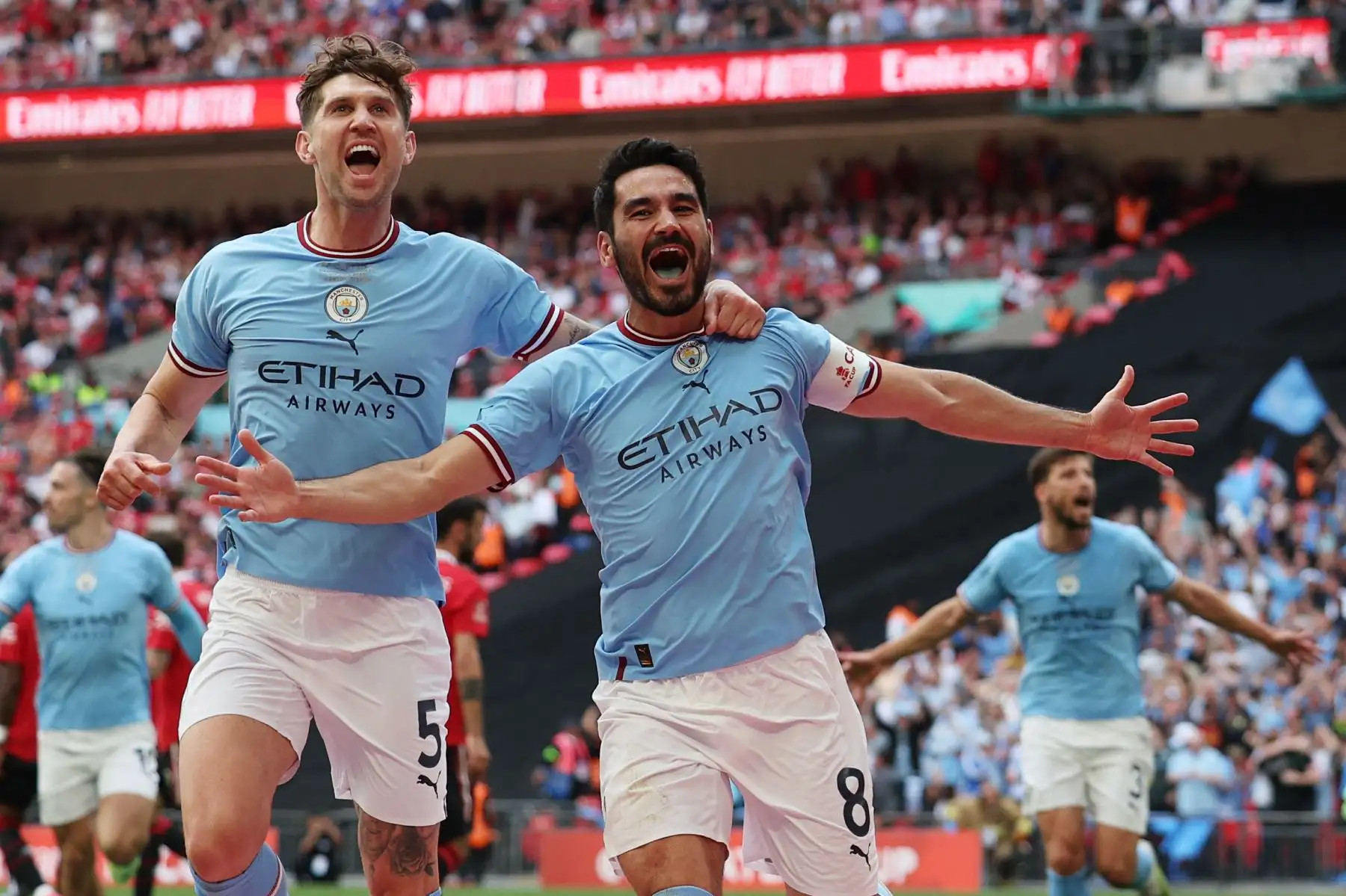 El defensor inglés del Manchester City, John Stones (L), celebra con el goleador Ilkay Gundogan, mediocampista alemán del Manchester City, después del segundo gol durante el partido de fútbol de la final de la Copa FA inglesa entre el Manchester City y el Manchester United en el estadio de Wembley, en Londres, el 3 de junio de 2023.
Foto: AFP