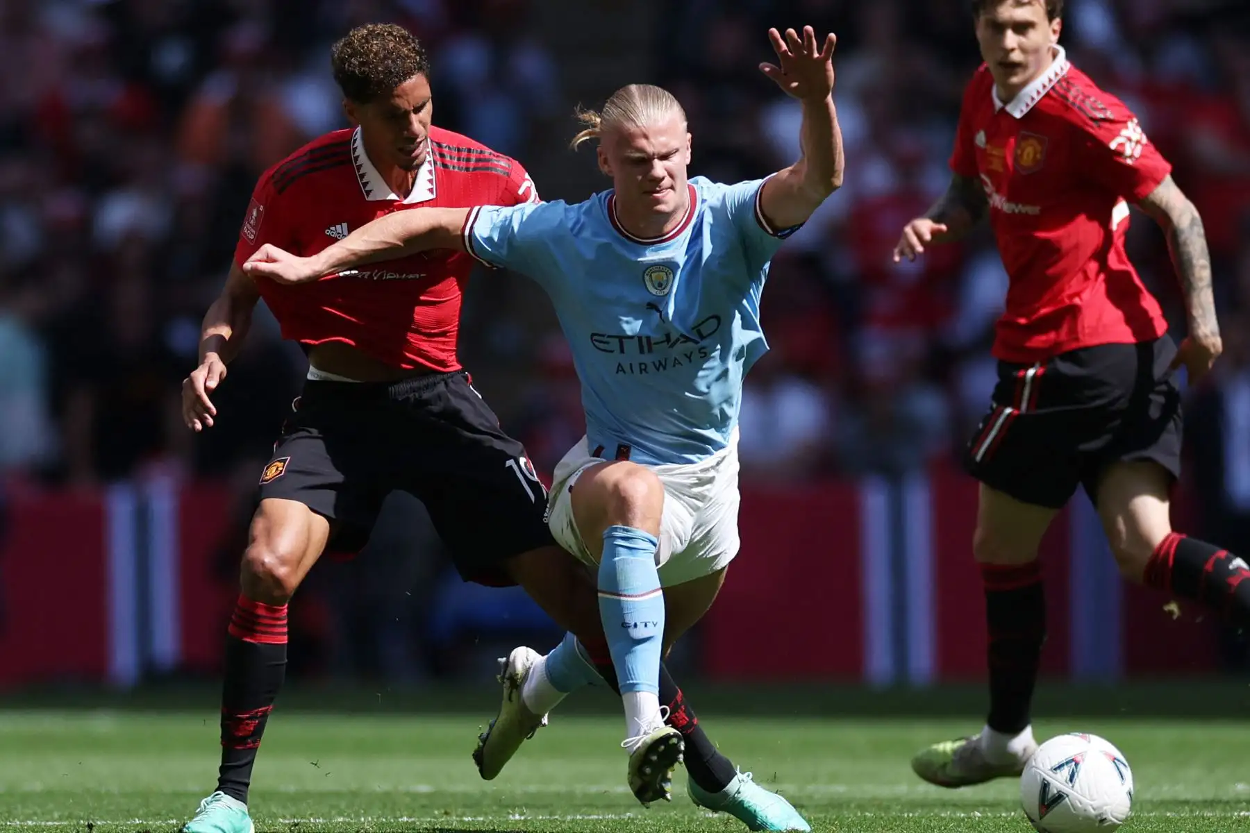 El defensor francés del Manchester United, Raphael Varane (izq.), y el defensor sueco del Manchester United, Victor Lindelof (der.), desafían al delantero noruego del Manchester City, Erling Haaland, durante el partido final de la Copa FA inglesa entre el Manchester City y el Manchester United en el estadio de Wembley, en Londres, el 3 de junio. , 2023.

Foto: AFP