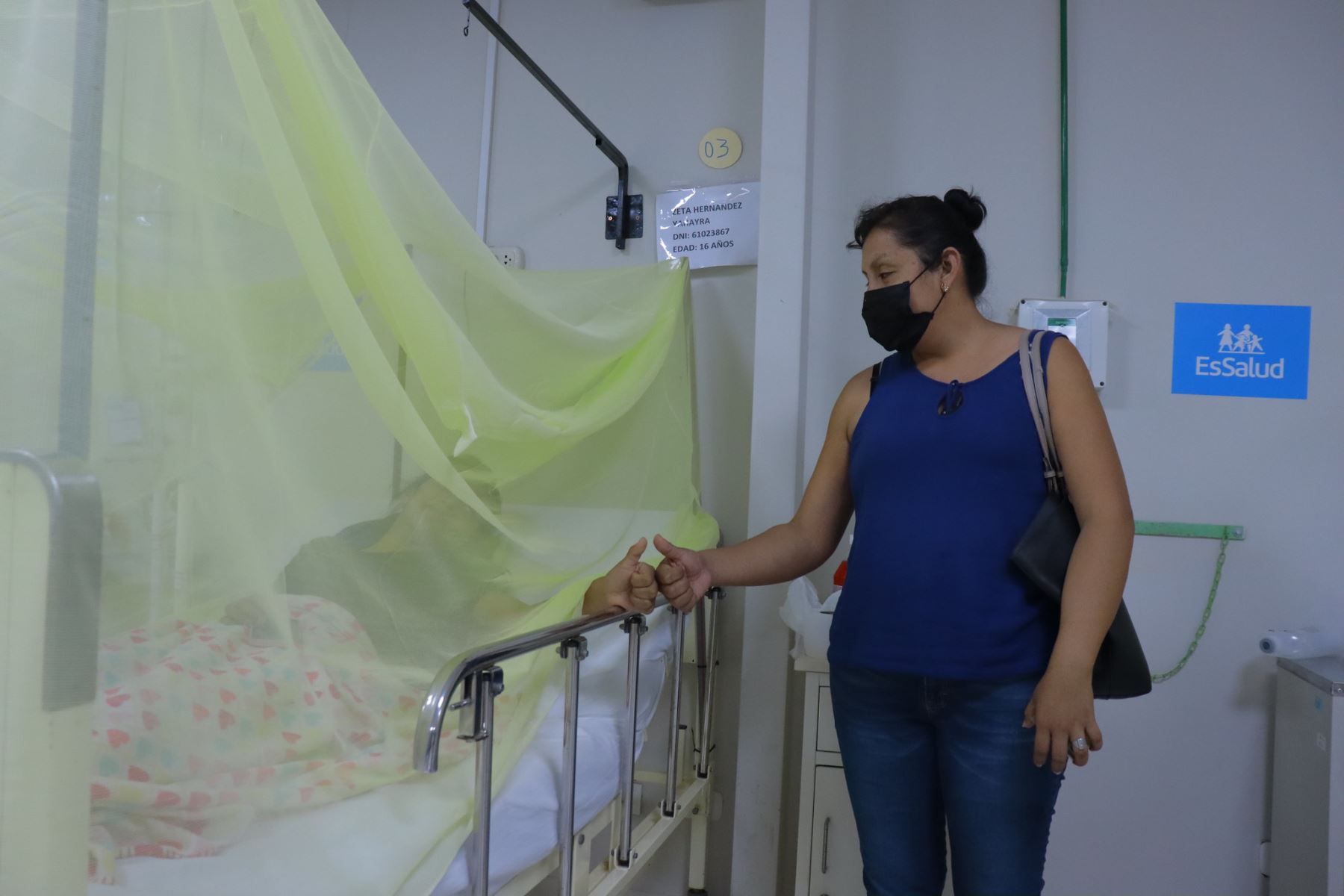 Con el objetivo de fortalecer las atenciones de pacientes afectados por dengue en el norte del país, EsSalud inició la instalación del Hospital Perú para la llegada de la brigada de médicos especialistas a la ciudad de Piura.
Foto: EsSalud