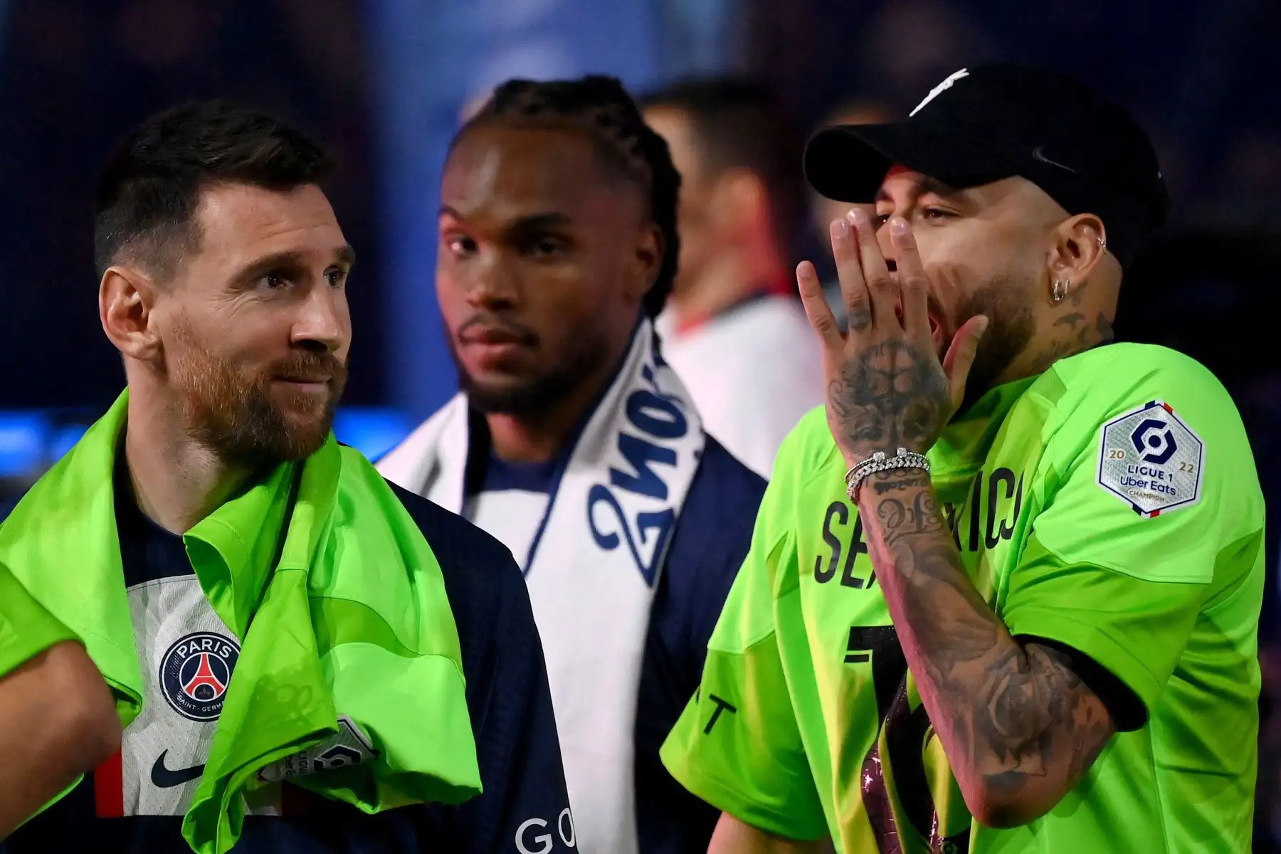 El delantero argentino del Paris Saint-Germain, Lionel Messi , y el delantero brasileño del Paris Saint-Germain, Neymar, salen del estrado de los ganadores durante la ceremonia de entrega de trofeos del campeonato de la Ligue 1 2022-2023. 
Foto: AFP