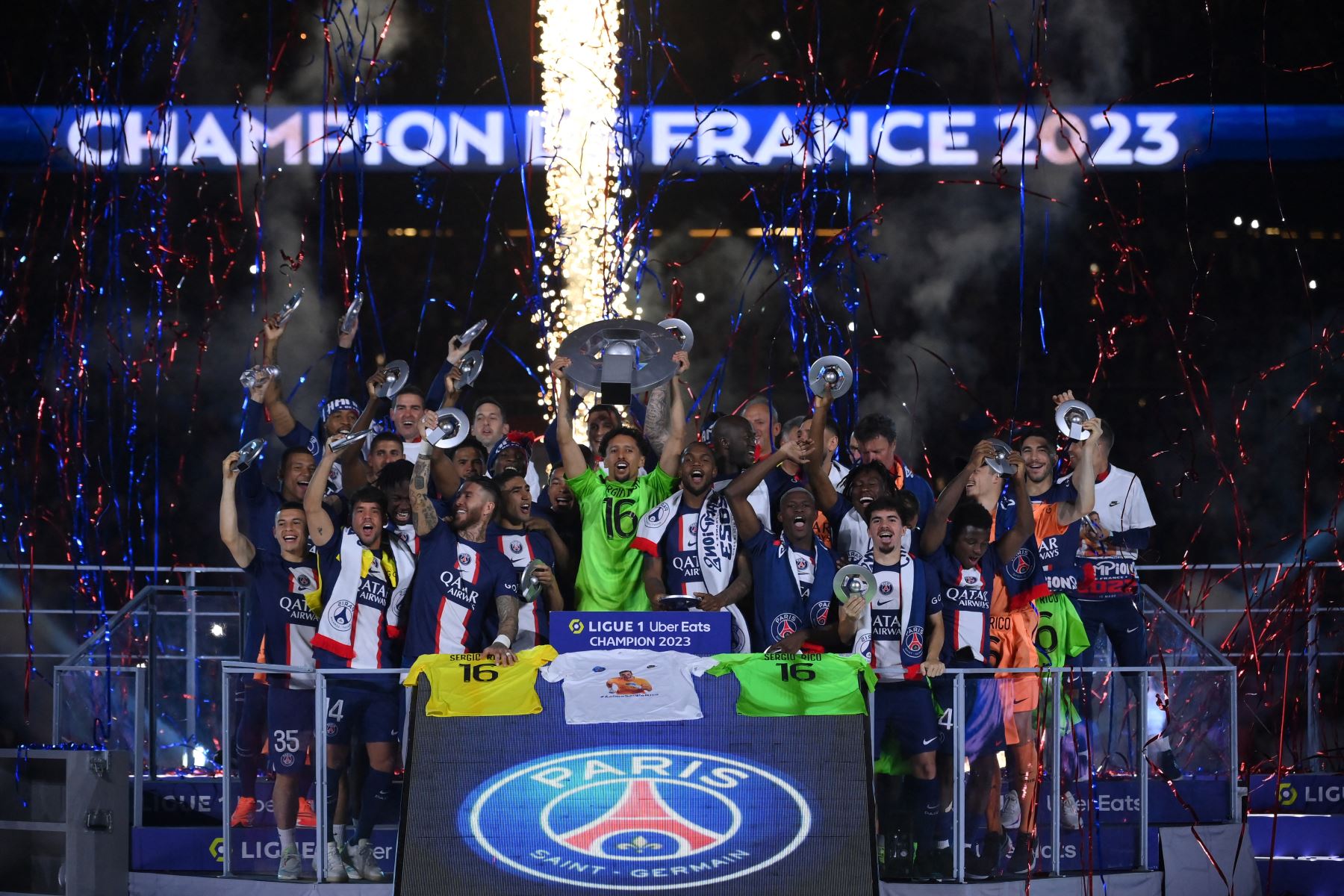 Los jugadores de Paris Saint-Germain celebran su campeonato francés L1 durante la ceremonia de entrega de trofeos de la Ligue1 2022-2023 después del partido de fútbol L1 entre Paris Saint-Germain (PSG) y Clermont Foot 63.
Foto: AFP