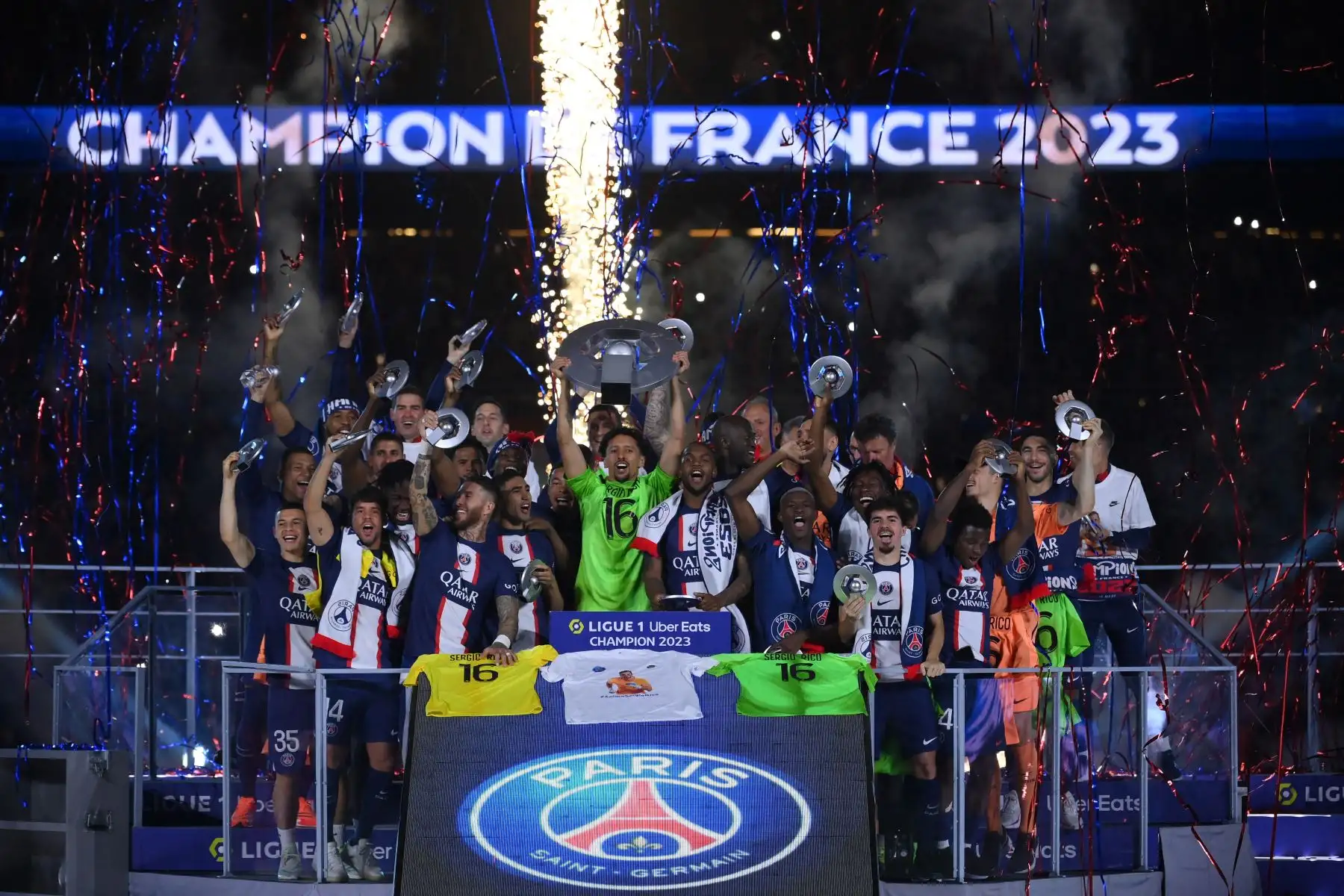 Los jugadores de Paris Saint-Germain celebran su campeonato francés L1 durante la ceremonia de entrega de trofeos de la Ligue1 2022-2023 después del partido de fútbol L1 entre Paris Saint-Germain (PSG) y Clermont Foot 63.
Foto: AFP