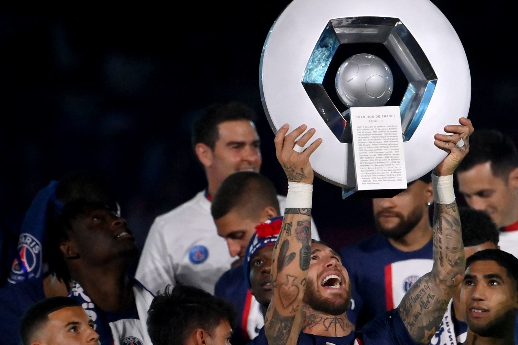 El defensa español de Paris Saint-Germain, Sergio Ramos, levanta el trofeo para celebrar su campeonato francés L1 durante la ceremonia de entrega de trofeos de la Ligue 1 2022-2023 después del partido de fútbol L1 entre Paris Saint-Germain  y Clermont .
Foto: AFP