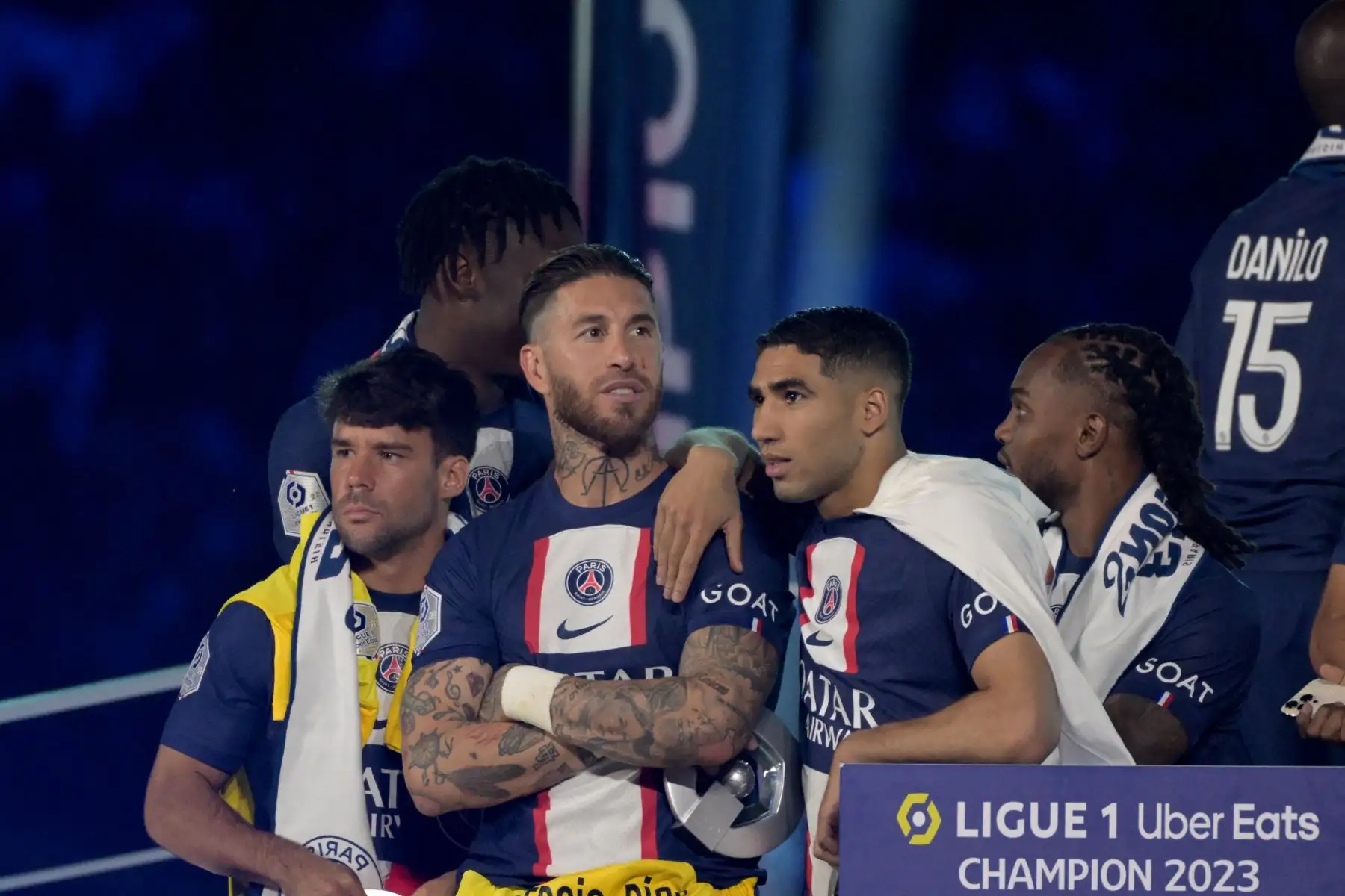 Sergio Ramos , defensor español de Paris Saint-Germain, y Achraf Hakimi , defensor marroquí de Paris Saint-Germain, esperan la ceremonia de entrega de trofeos de la Ligue1 2022-2023 después del partido de fútbol L1 entre Paris Saint-Germain (PSG) y Clermont Foot 63.
Foto: AFP