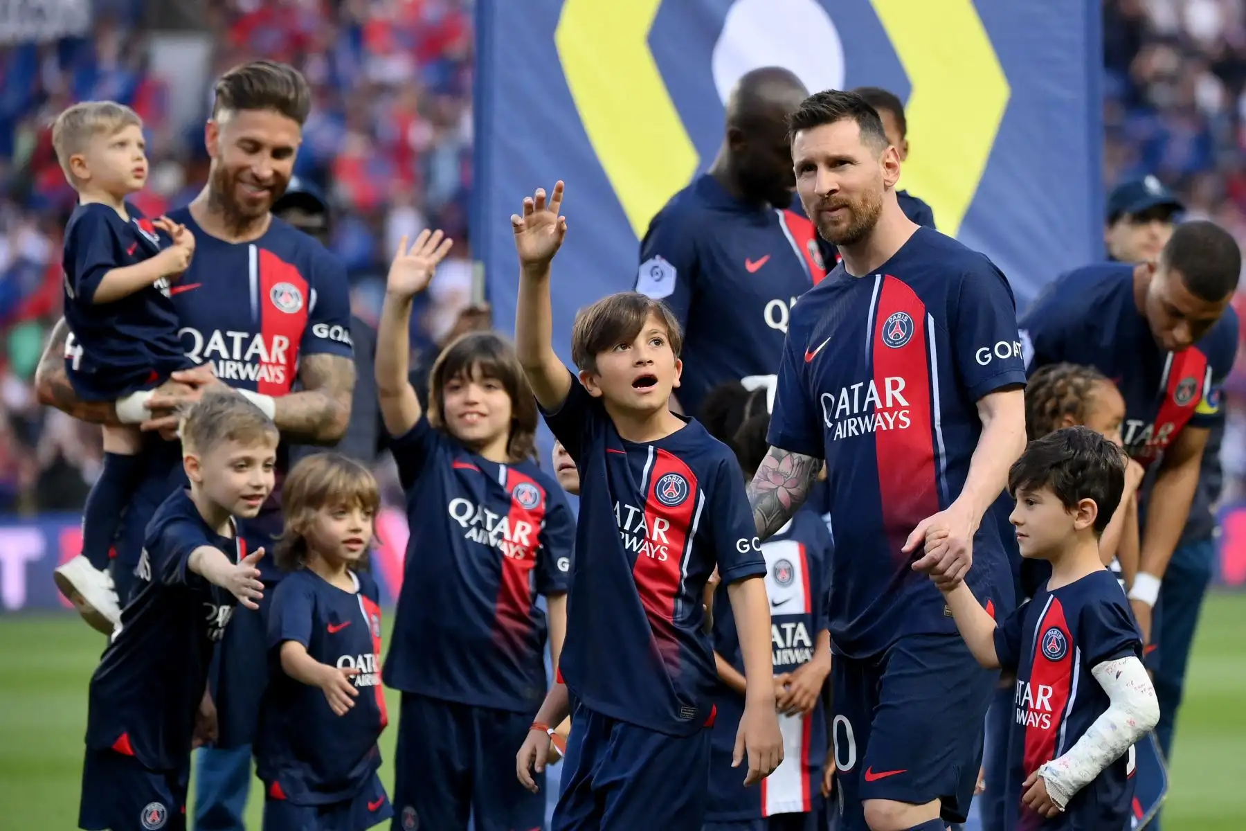 El defensor español de Paris Saint-Germain, Sergio Ramos , y el delantero argentino de Paris Saint-Germain, Lionel Messi, asisten con sus hijos antes del partido de fútbol francés L1 entre Paris Saint-Germain  y Clermont Foot 63.
Foto: AFP