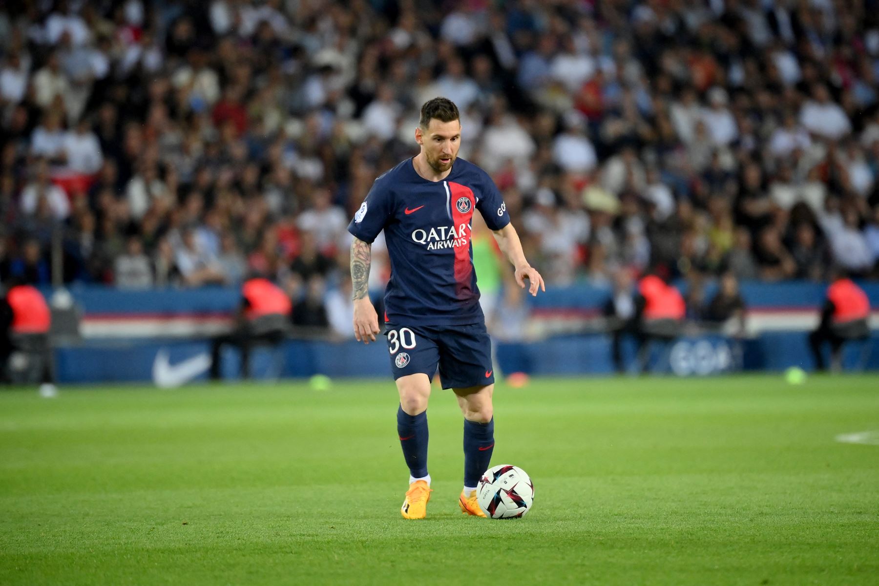 El delantero argentino del Paris Saint-Germain, Lionel Messi, corre con el balón durante el partido de fútbol de la L1 francesa entre el Paris Saint-Germain  y el Clermont Foot 63 en el estadio Parc des Princes de París.
Foto: AFP