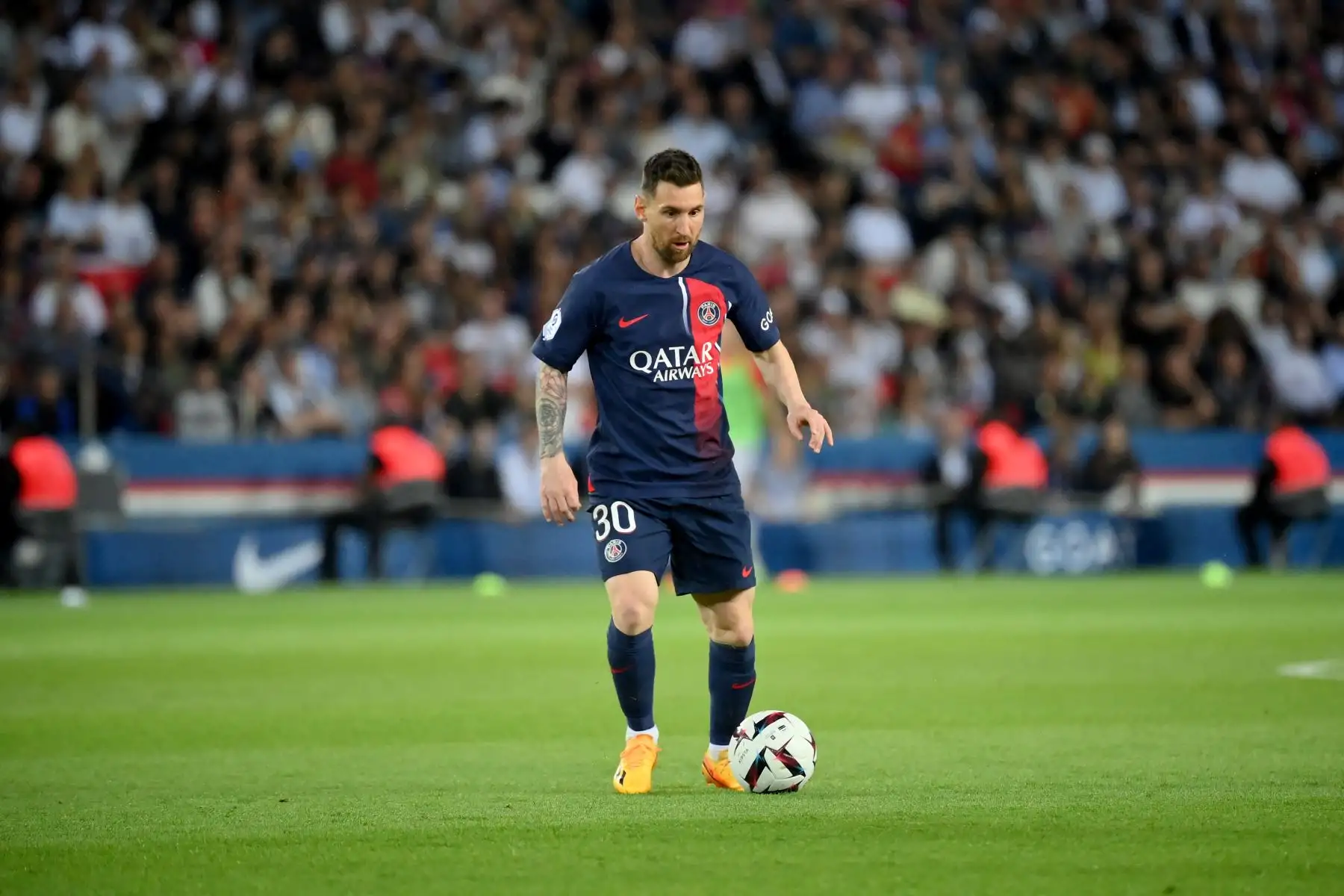El delantero argentino del Paris Saint-Germain, Lionel Messi, corre con el balón durante el partido de fútbol de la L1 francesa entre el Paris Saint-Germain  y el Clermont Foot 63 en el estadio Parc des Princes de París.
Foto: AFP