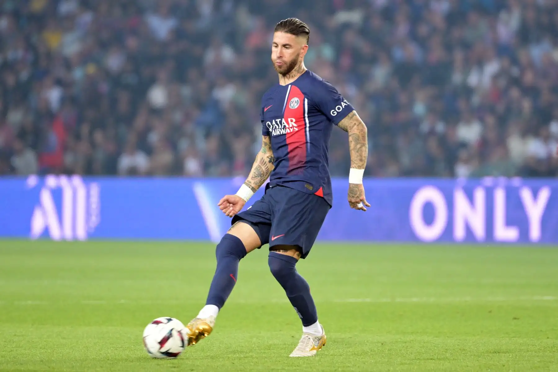 El defensa español del Paris Saint-Germain, Sergio Ramos, pasa el balón durante el partido de fútbol de la L1 francesa entre el Paris Saint-Germain  y el Clermont Foot 63 en el estadio Parc des Princes de París.
Foto: AFP