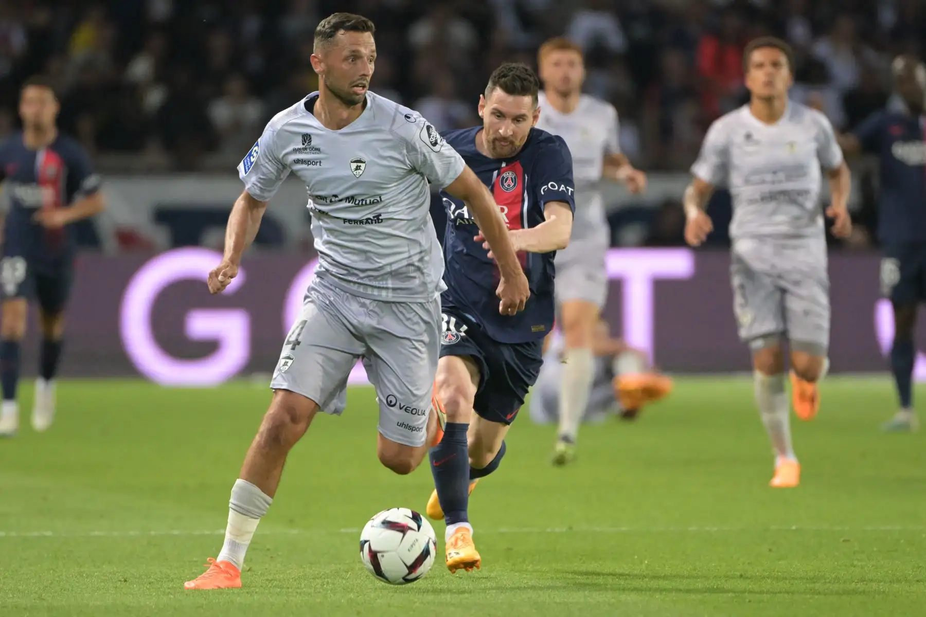 El defensor polaco de Clermont-Ferrand, Mateusz Wieteska, lucha por el balón con el delantero argentino de Paris Saint-Germain, Lionel Messi, durante el partido de fútbol francés L1 entre Paris Saint-Germain y Clermont Foot 63.
Foto: AFP
