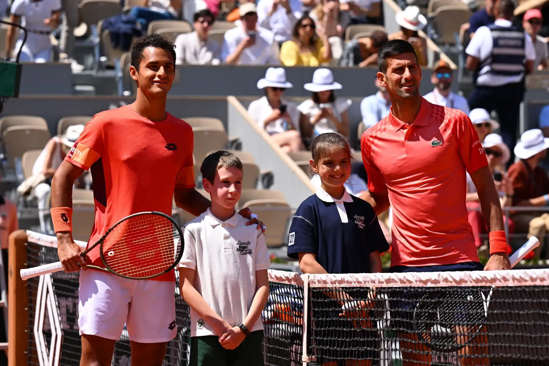 El peruano Juan Pablo Varillas (izq.) y el serbio Novak Djokovic posan antes de su partido individual masculino en el octavo día del torneo de tenis Roland-Garros Open en el Court Philippe-Chatrier de París el 4 de junio de 2023.
Foto: AFP