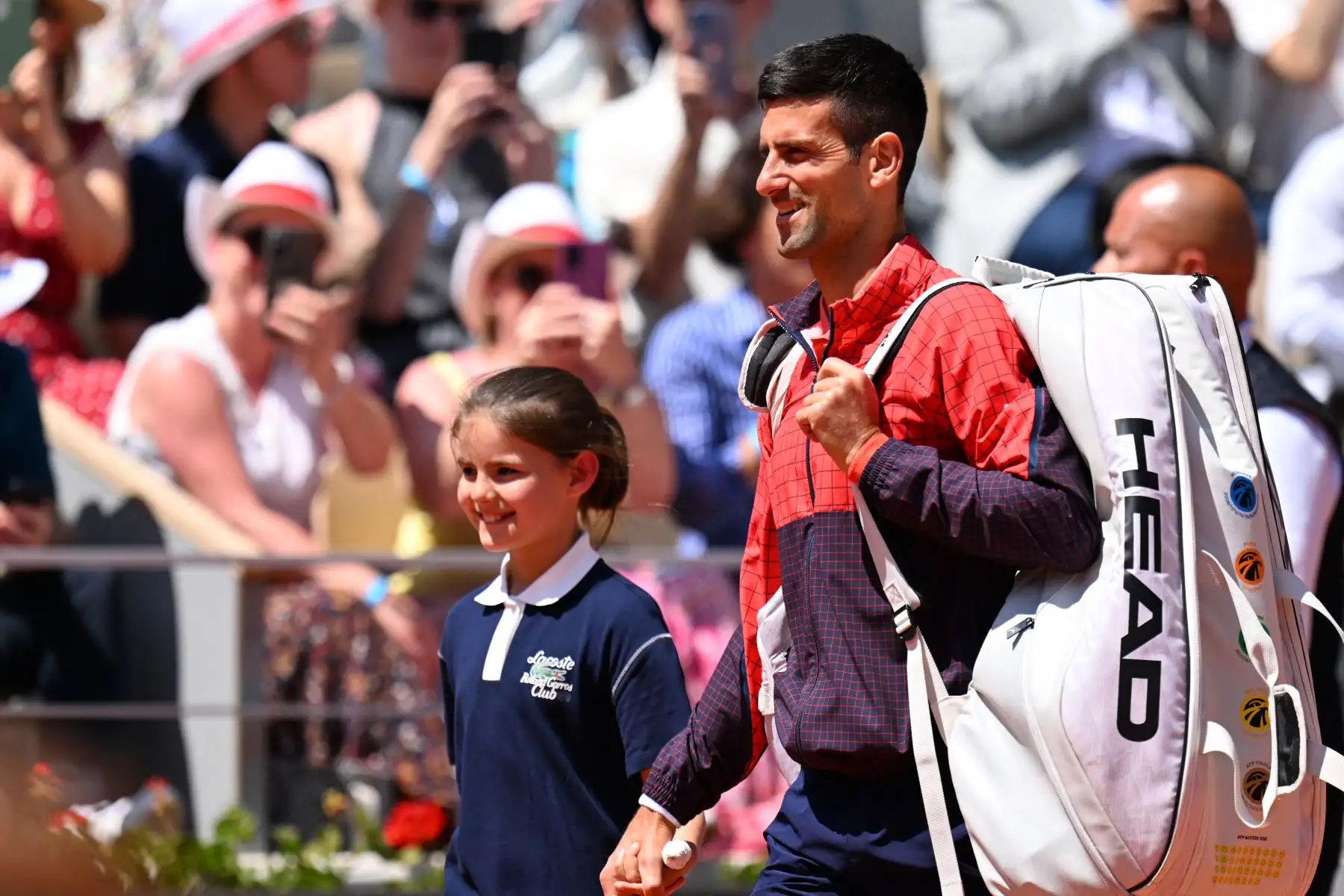 El serbio Novak Djokovic (der.) llega a la cancha para jugar contra el peruano Juan Pablo Varillas durante su partido individual masculino el octavo día del torneo de tenis Roland-Garros Open en la cancha Philippe-Chatrier de París el 4 de junio de 2023.
Foto: AFP