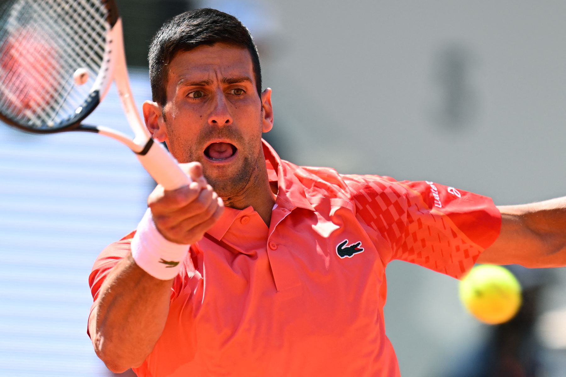 El serbio Novak Djokovic juega un golpe de derecha contra el peruano Juan Pablo Varillas durante su partido individual masculino en el octavo día del torneo de tenis Roland-Garros Open en el Court Philippe-Chatrier de París el 4 de junio de 2023.
Foto: AFP