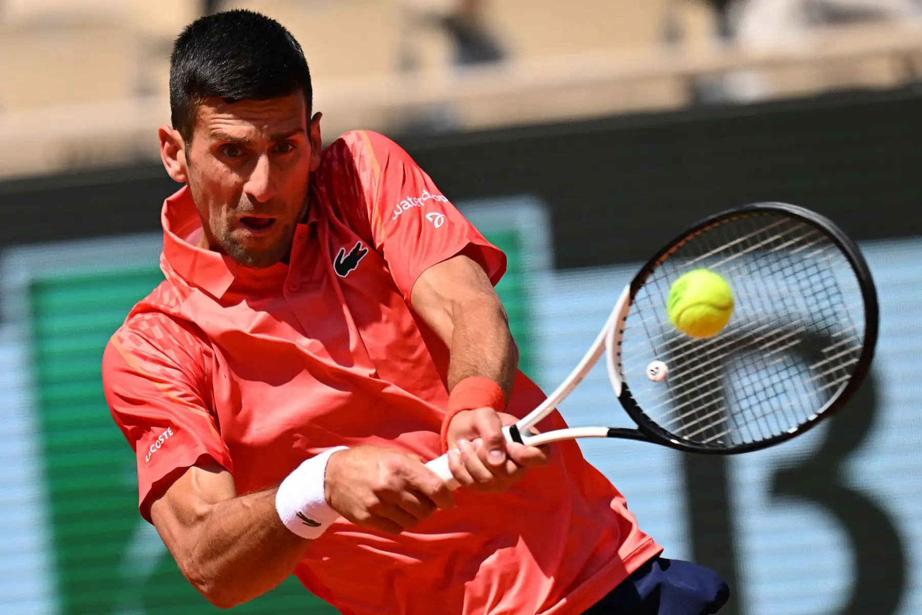 El serbio Novak Djokovic juega una devolución de revés al peruano Juan Pablo Varillas durante su partido individual masculino en el octavo día del torneo de tenis Roland-Garros Open en la Court Philippe-Chatrier de París el 4 de junio de 2023.
Foto: AFP