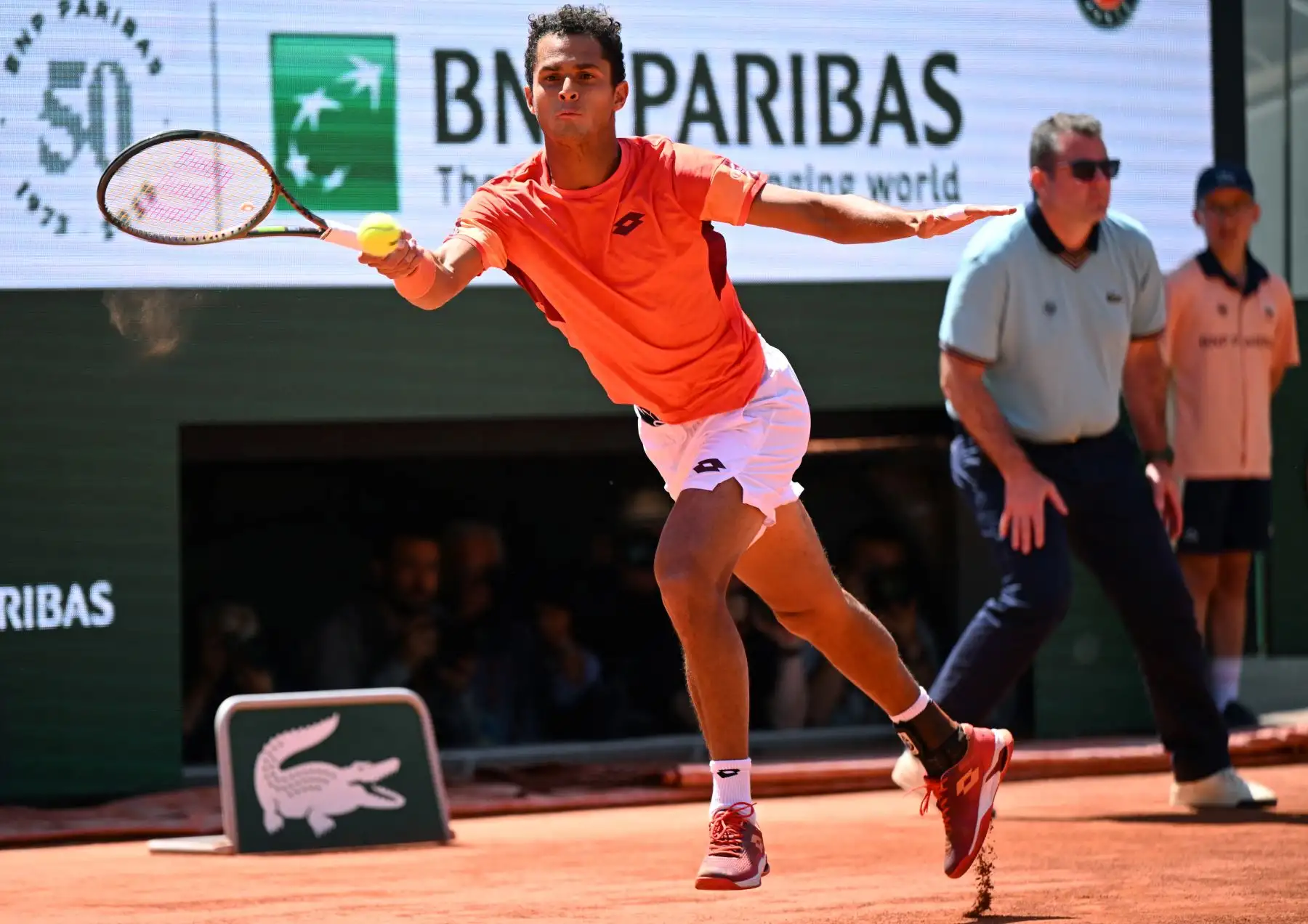 Varillas juega una devolución de derecha al serbio Novak Djokovic durante su partido individual masculino en el octavo día del torneo de tenis Roland-Garros Open en la Court Philippe-Chatrier de París el 4 de junio de 2023.
Foto: AFP