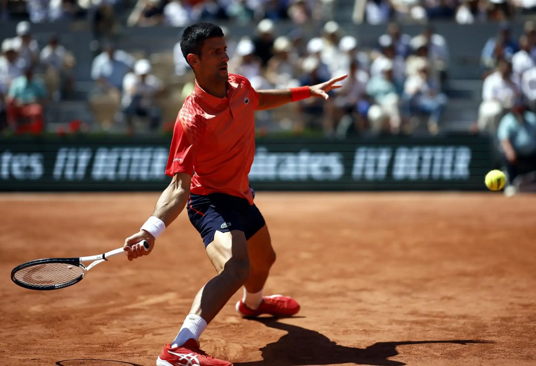 París (Francia), 06/04/2023.- Novak Djokovic de Serbia juega contra Juan Pablo Varillas de Perú en su partido de cuarta ronda de hombres durante el torneo de tenis Grand Slam del Abierto de Francia en Roland Garros en París, Francia, 04 de junio de 2023. ( Tenis, Abierto, Francia) EFE/EPA/YOAN VALAT
Foto: EFE
