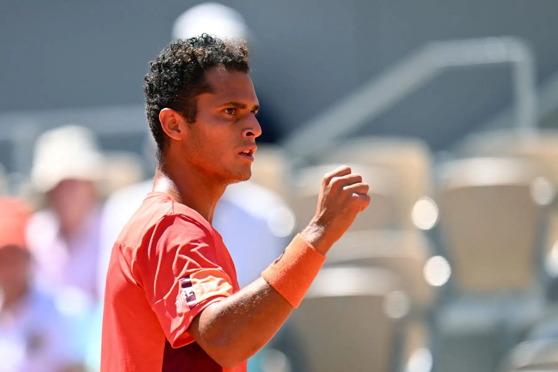 El peruano Juan Pablo Varillas celebra un punto contra el serbio Novak Djokovic durante su partido individual masculino del octavo día del torneo de tenis Roland-Garros Open en la Court Philippe-Chatrier de París el 4 de junio de 2023.
Foto: AFP