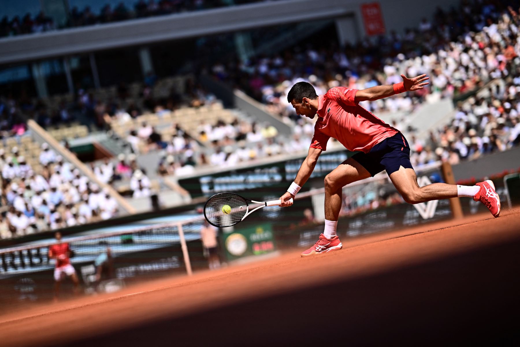 El serbio Novak Djokovic juega una devolución de revés al peruano Juan Pablo Varillas durante su partido individual masculino en el octavo día del torneo de tenis Roland-Garros Open en la Court Philippe-Chatrier de París el 4 de junio de 2023.
Foto: AFP