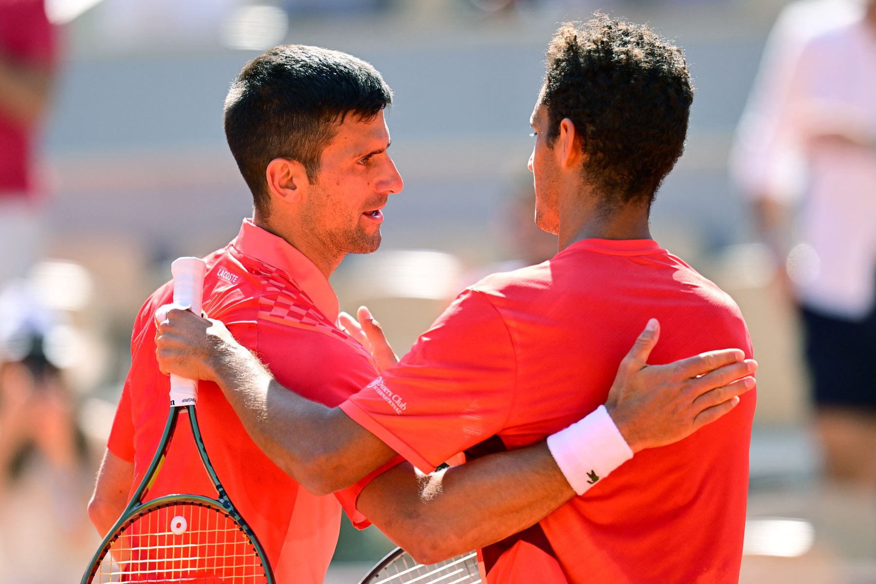 El serbio Novak Djokovic consuela al peruano Juan Pablo Varillas después de su victoria durante el partido individual masculino del octavo día del torneo de tenis Roland-Garros Open en la Court Philippe-Chatrier de París el 4 de junio de 2023.