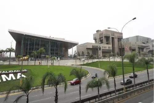 Si el acto de discriminación se produce en un medio de comunicación, se considera un agravante y la condena puede llegar hasta los cuatro años de pena privativa de la libertad.