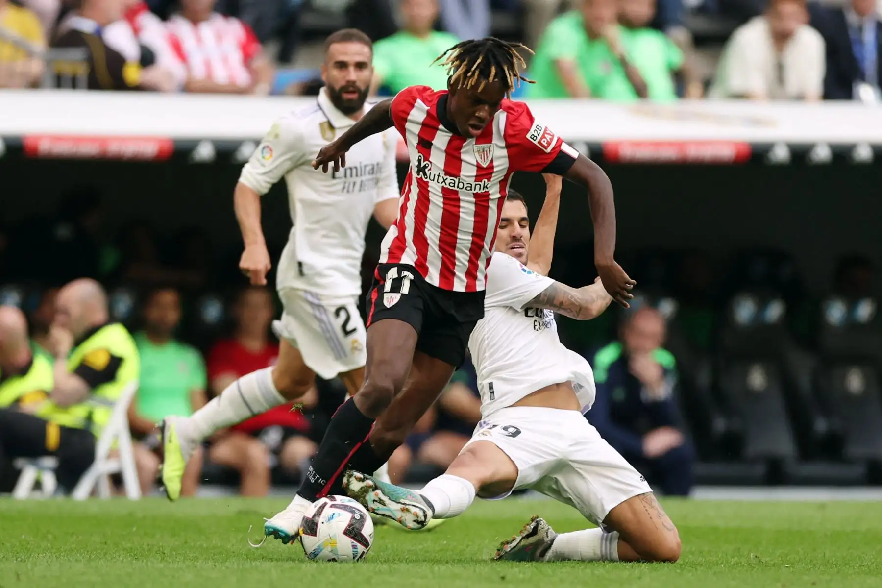 El centrocampista español del Real Madrid Dani Ceballos (R) se enfrenta al delantero español del Athletic de Bilbao Nico Williams durante el partido de fútbol de la liga española entre el Real Madrid CF y el Athletic Club de Bilbao en el estadio Santiago Bernabeu de Madrid el 4 de junio de 2023.
Foto: AFP