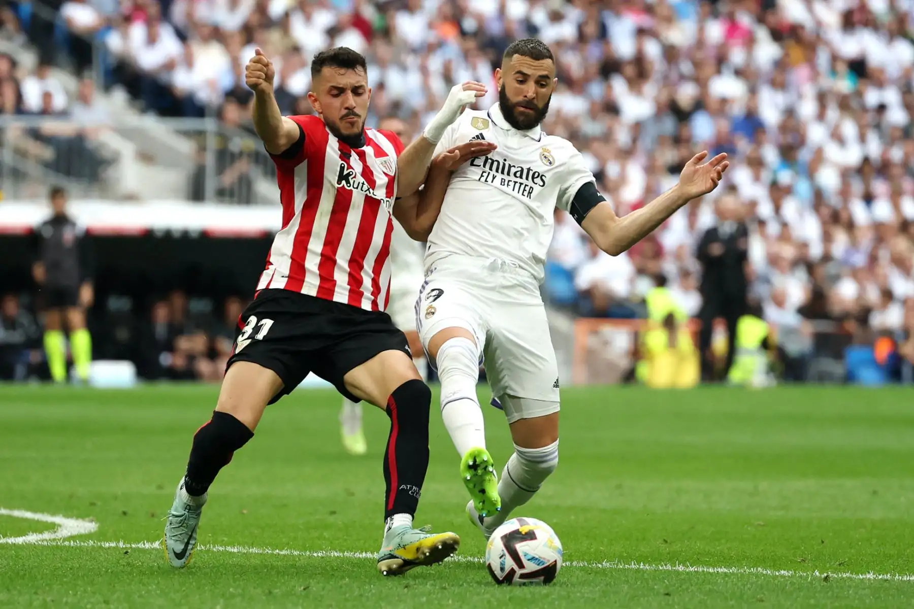 El defensa español del Athletic de Bilbao, Aitor Paredes (L), compite con el delantero francés del Real Madrid, Karim Benzema, durante el partido de fútbol de la liga española entre el Real Madrid CF y el Athletic Club de Bilbao en el estadio Santiago Bernabeu de Madrid el 4 de junio de 2023.
Foto: AFP