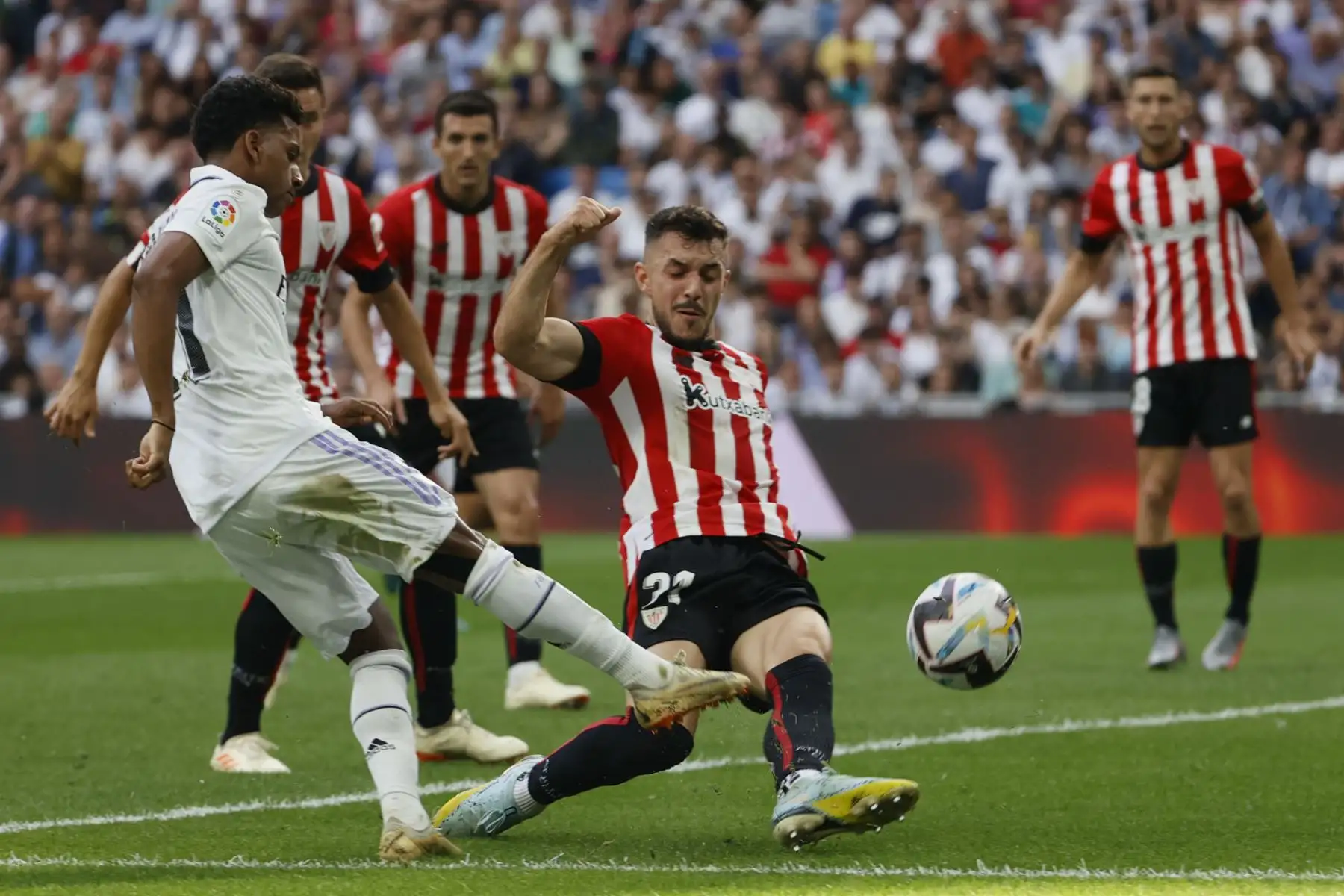 El delantero brasileño del Real Madrid Rodrygo Goes (i) centra el balón junto a Aitor Paredes, del Athletic Club, durante el partido de la última jornada de Liga que el Real Madrid y el Athletic Club de Bilbao disputan este domingo en el estadio Santiago Bernabéu Foto: EFE
