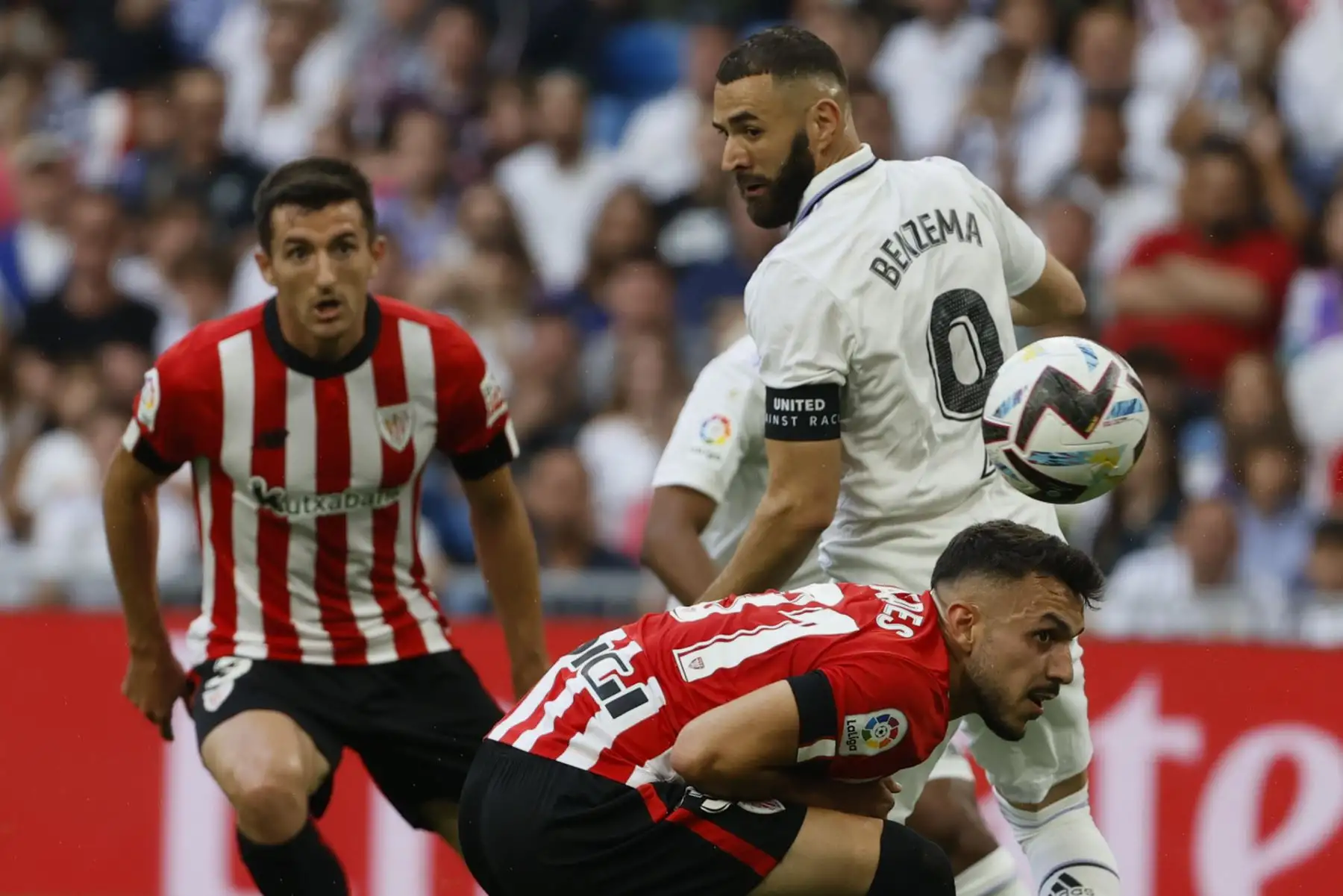 El defensa del Athletic Club, Aitor Paredes, se agacha ante el delantero francés del Real Madrid, Karim Benzema, durante el encuentro correspondiente a la última jornada de primera división que disputan hoy domingo en el estadio Santiago Bernabéu, en Madrid.
Foto: EFE
