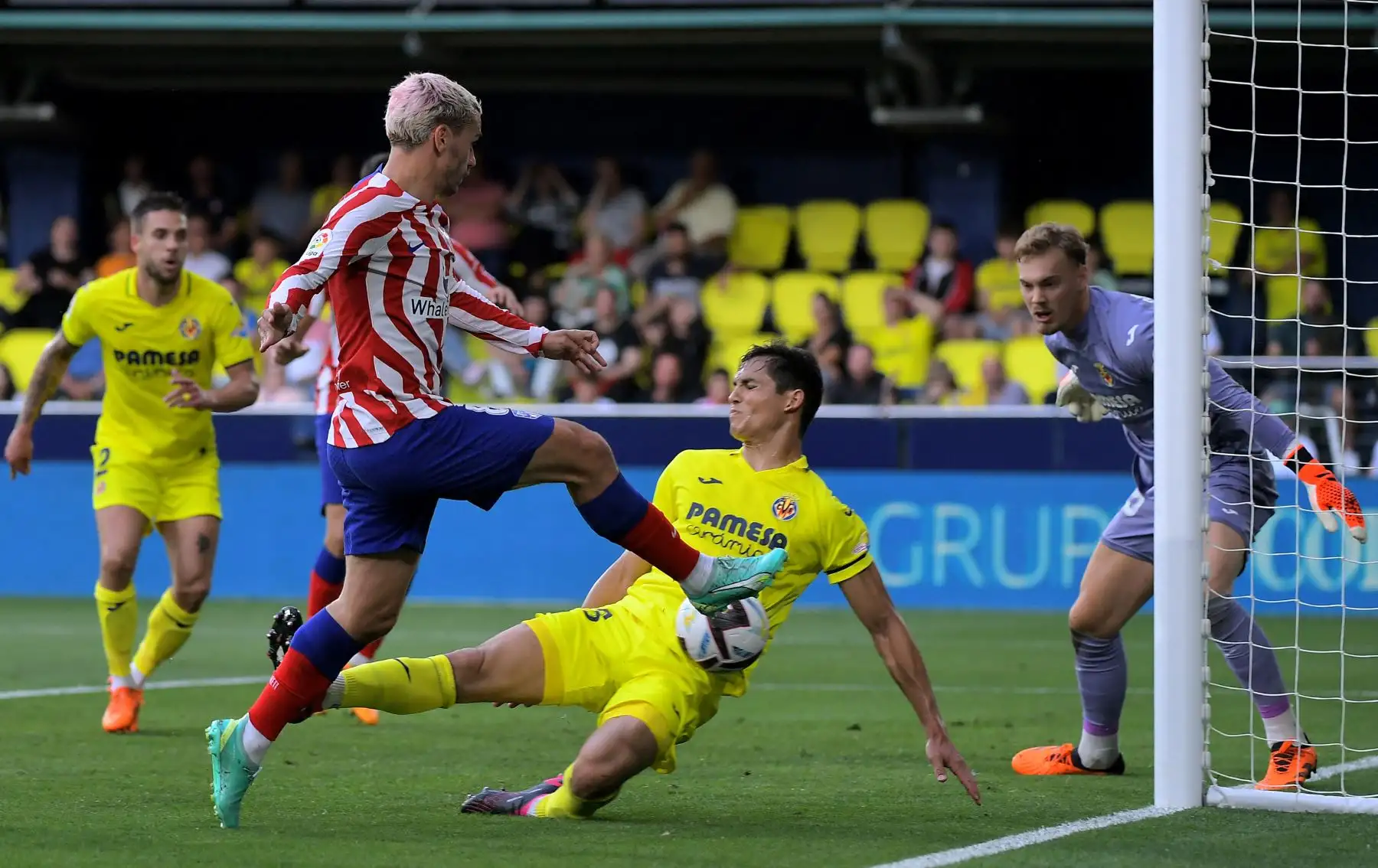 El delantero francés del Atlético de Madrid Antoine Griezmann (2L) compite con la defensa francesa del Villarreal Aissa Mandi durante el partido de fútbol de la liga española entre el Villarreal CF y el Club Atlético de Madrid en el estadio La Ceramica en Vila-real el 4 de junio de 2023.
Foto: AFP