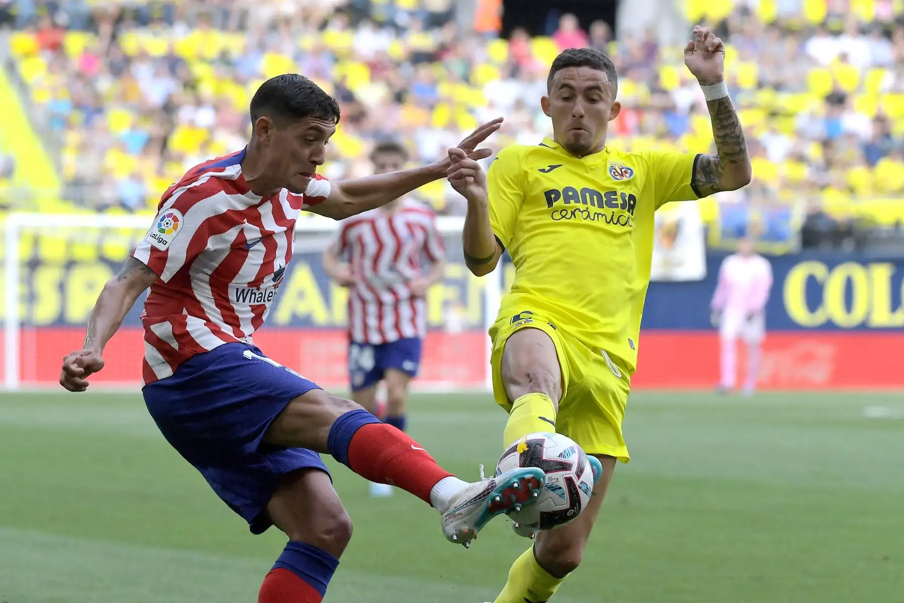 El defensor argentino del Atlético de Madrid, Nahuel Molina (L), compite con el mediocampista español del Villarreal, Yeremi Pino, durante el partido de fútbol de la liga española entre el Villarreal CF y el Club Atlético de Madrid en el estadio La Ceramica en Vila-real el 4 de junio de 2023.

Foto: AFP