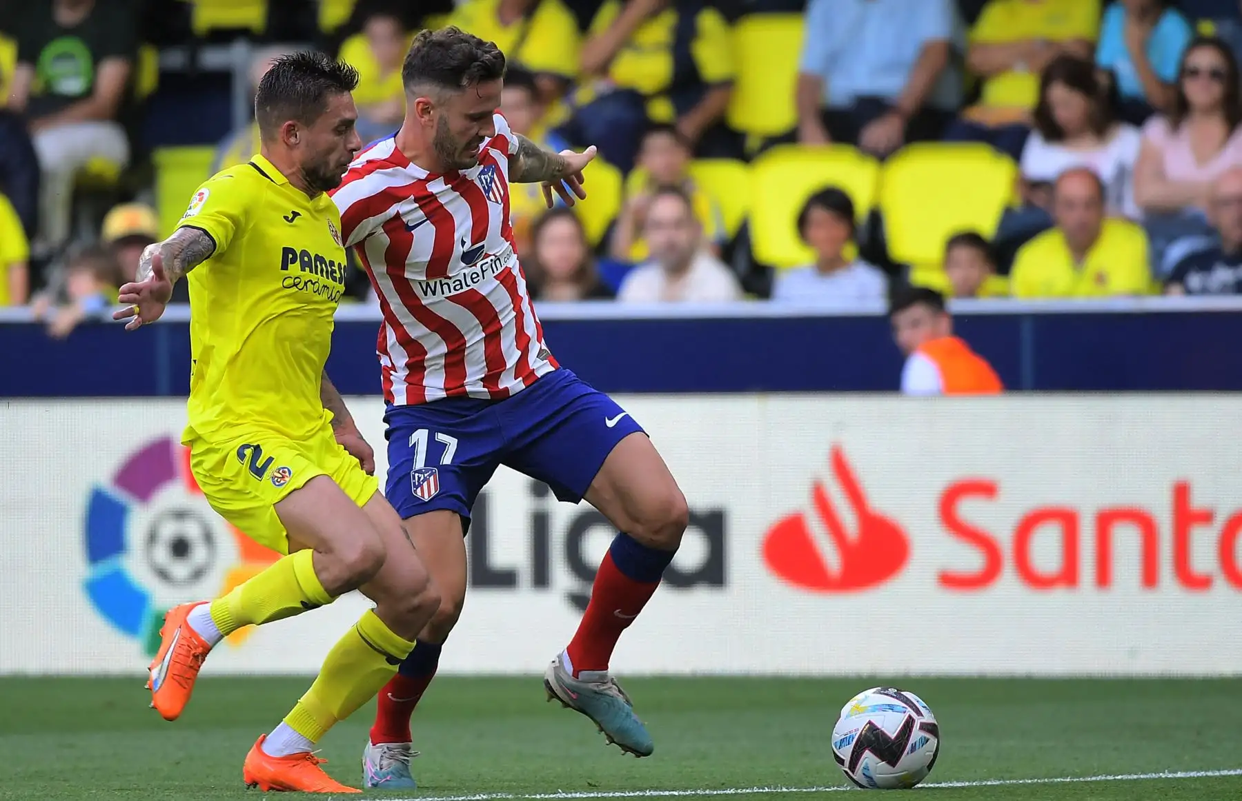 El defensor español del Villarreal, Kiko Femenia (L), compite con el mediocampista español del Atlético de Madrid, Saúl Niguez, durante el partido de fútbol de la liga española entre el Villarreal CF y el Club Atlético de Madrid en el estadio La Ceramica en Vila-real el 4 de junio de 2023.
Foto: AFP